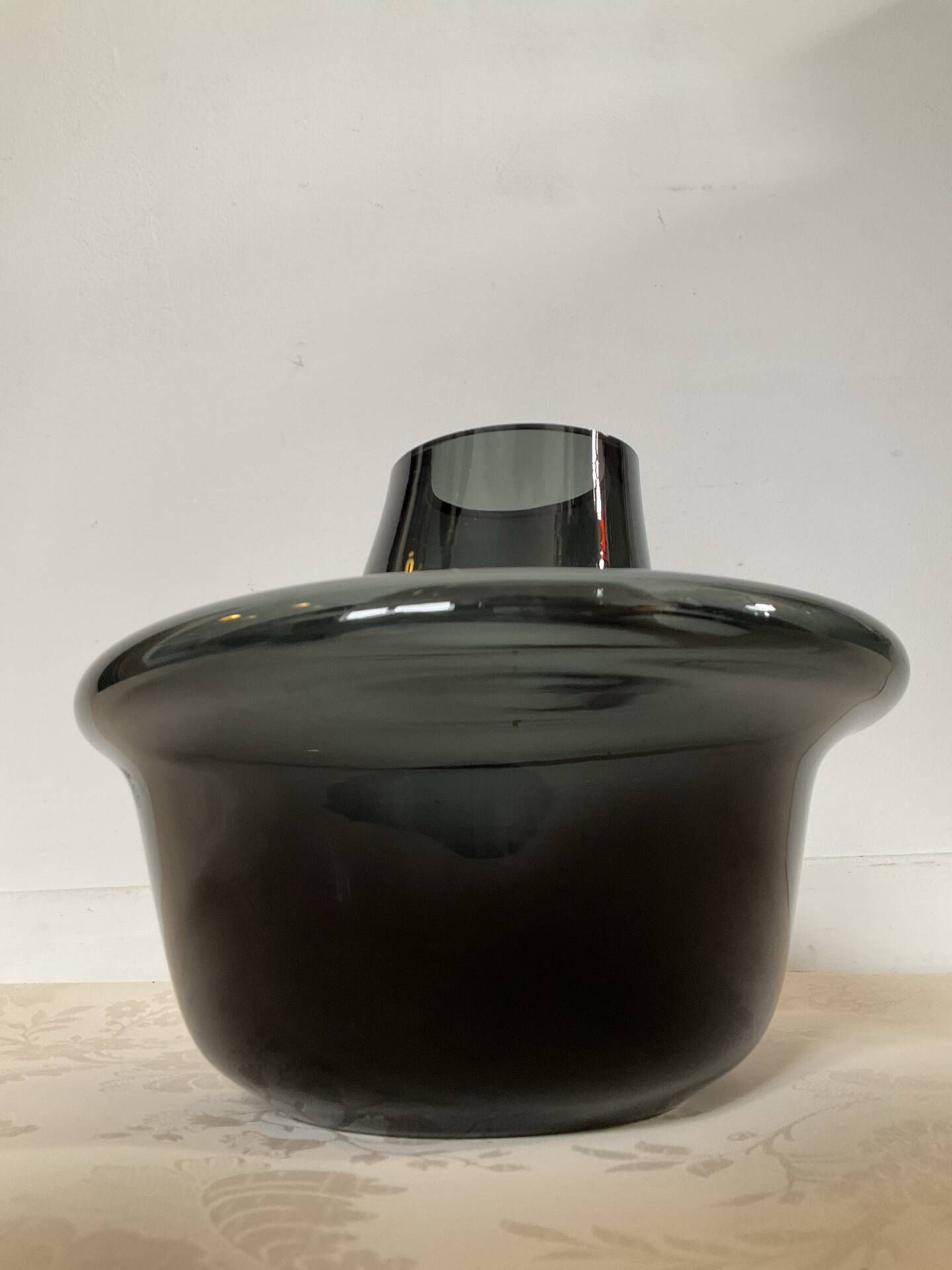 Mushroom-shaped vase in smoked glass