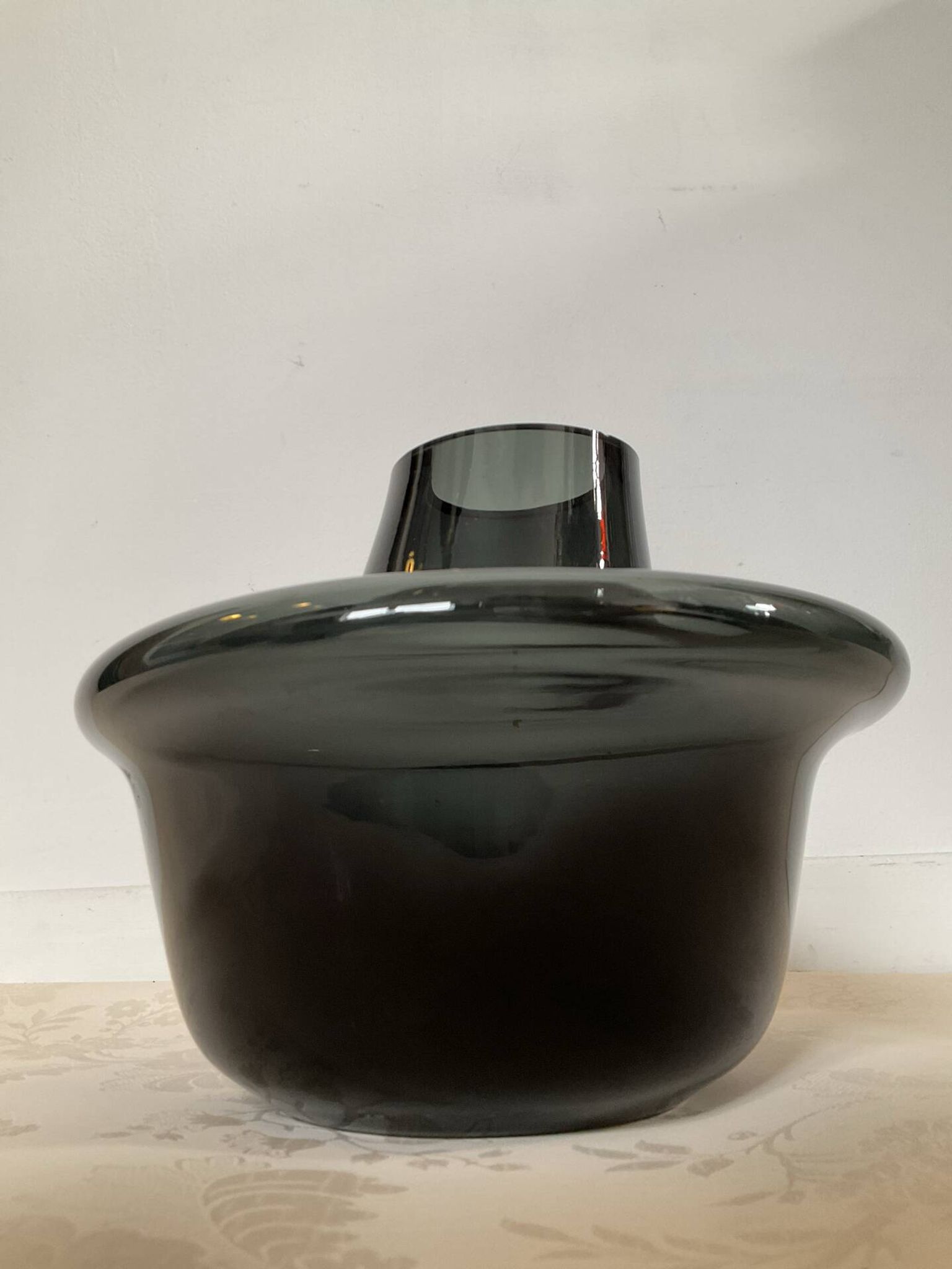 Vase design champignon en verre fumé