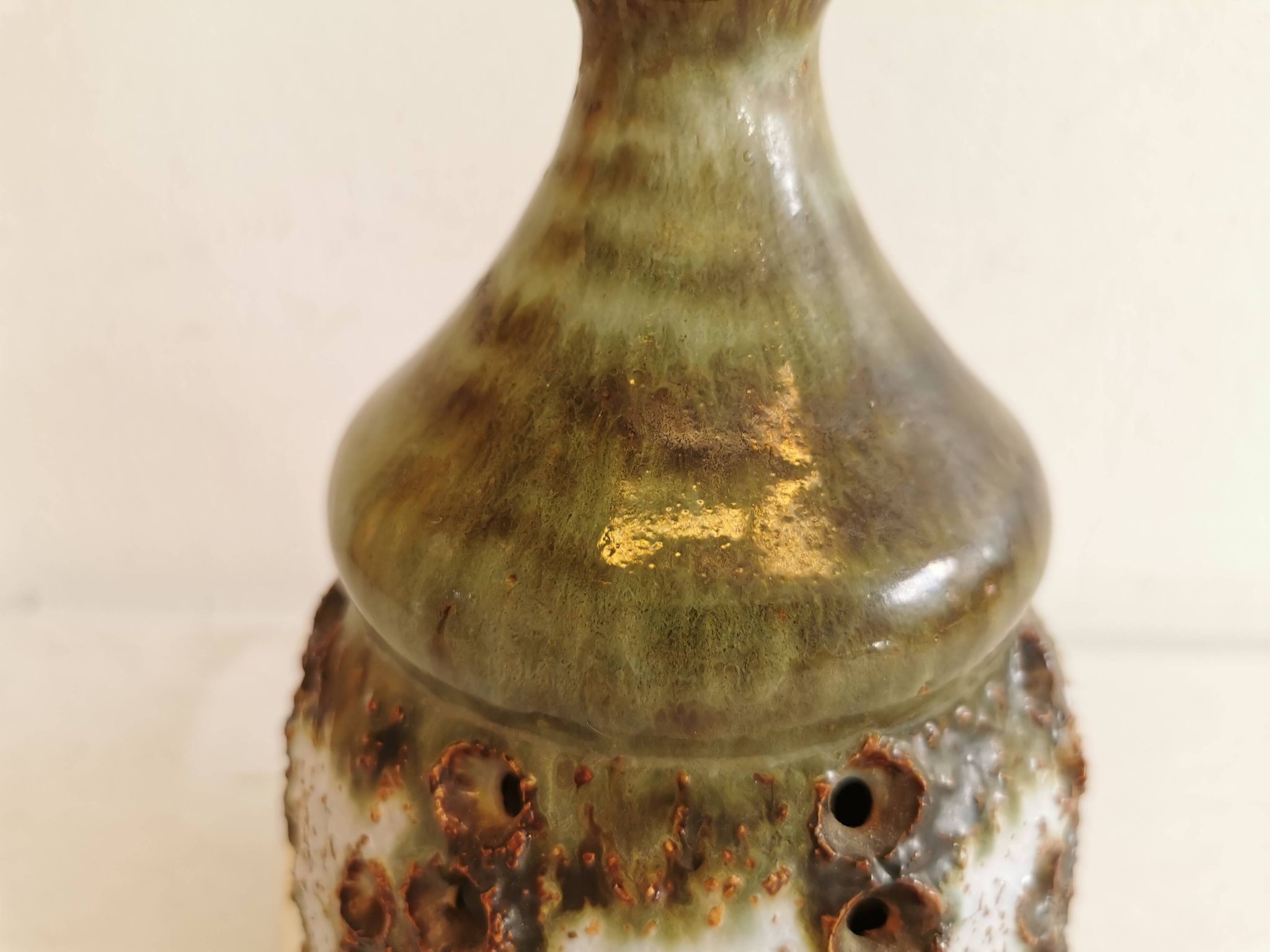 Lampe de table danoise en céramique, avec base perforée et belle glaçure.