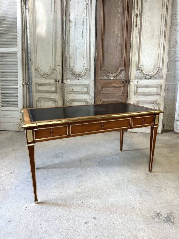 Bureau plat de style Directoire en merisier XXe siècle