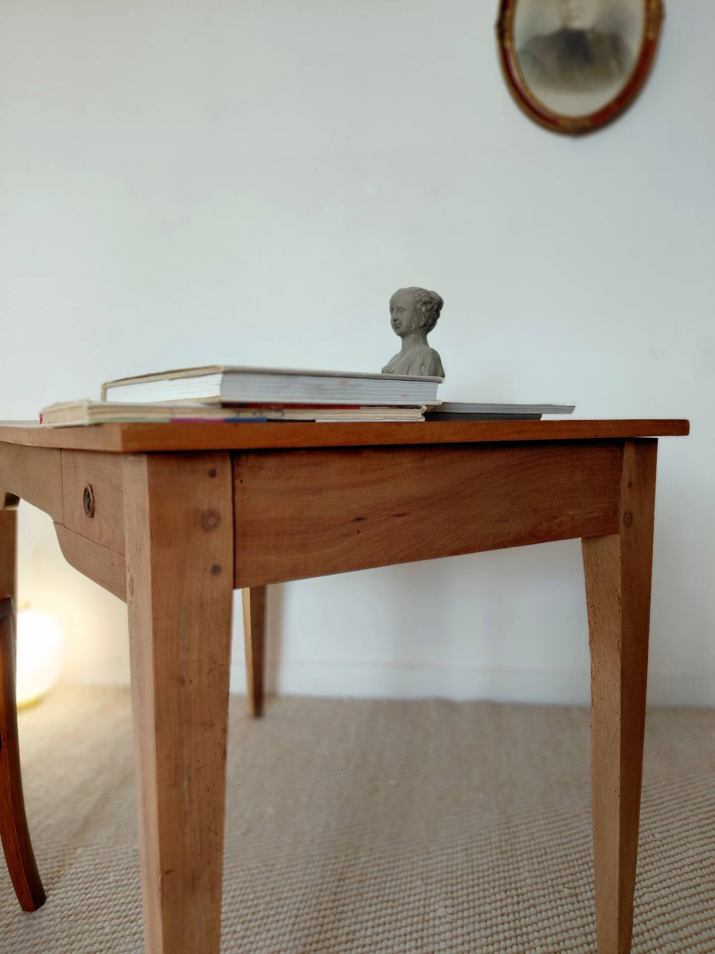 Bureau ancien à double tiroir, pieds gainés, XIXème