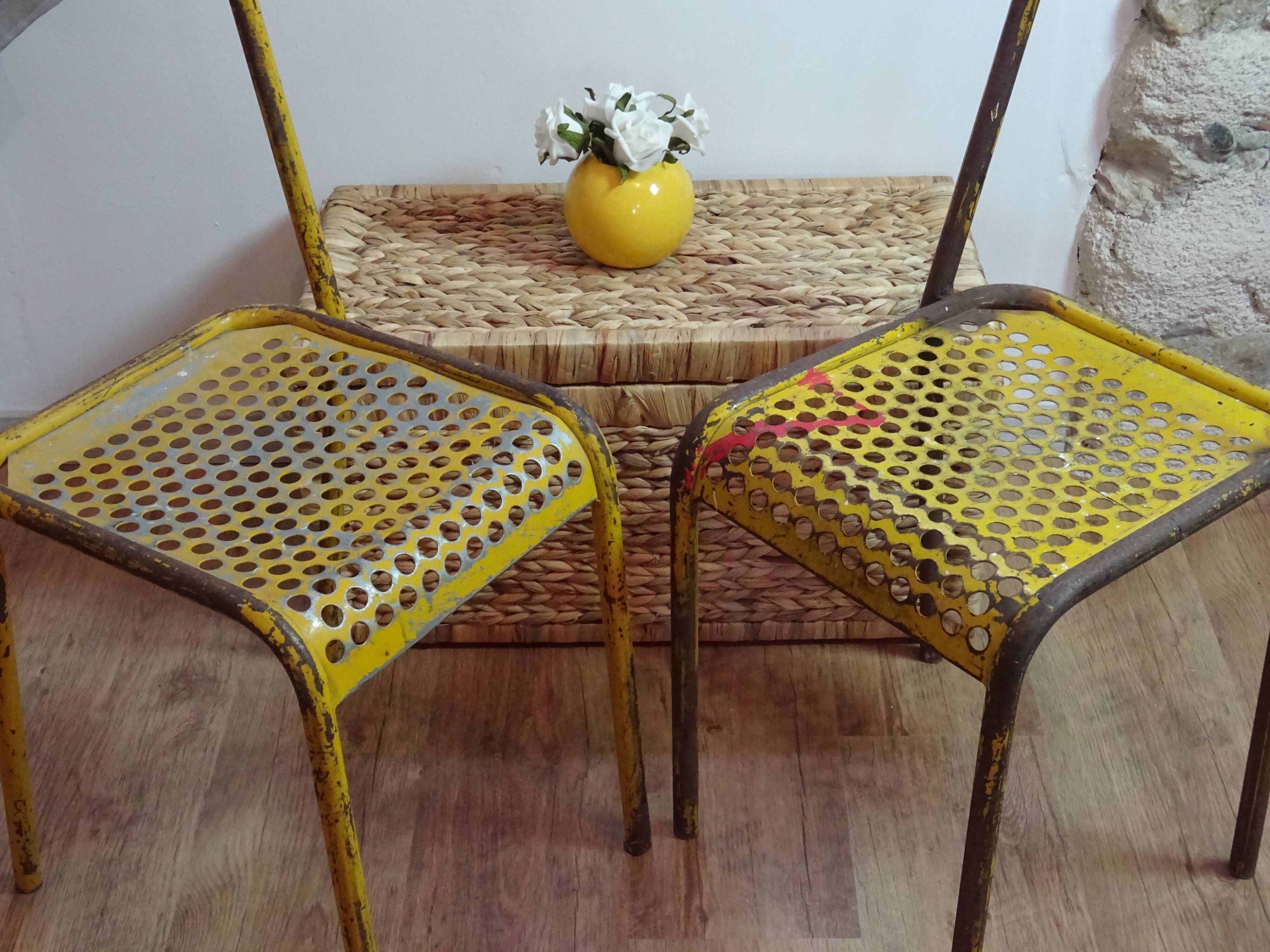 Chaises métal jaune  tôle perforée