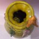 Vase jaune orné d’oiseaux