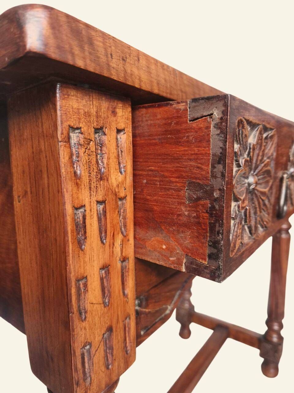 Castilian console table in carved walnut, early 20th century.