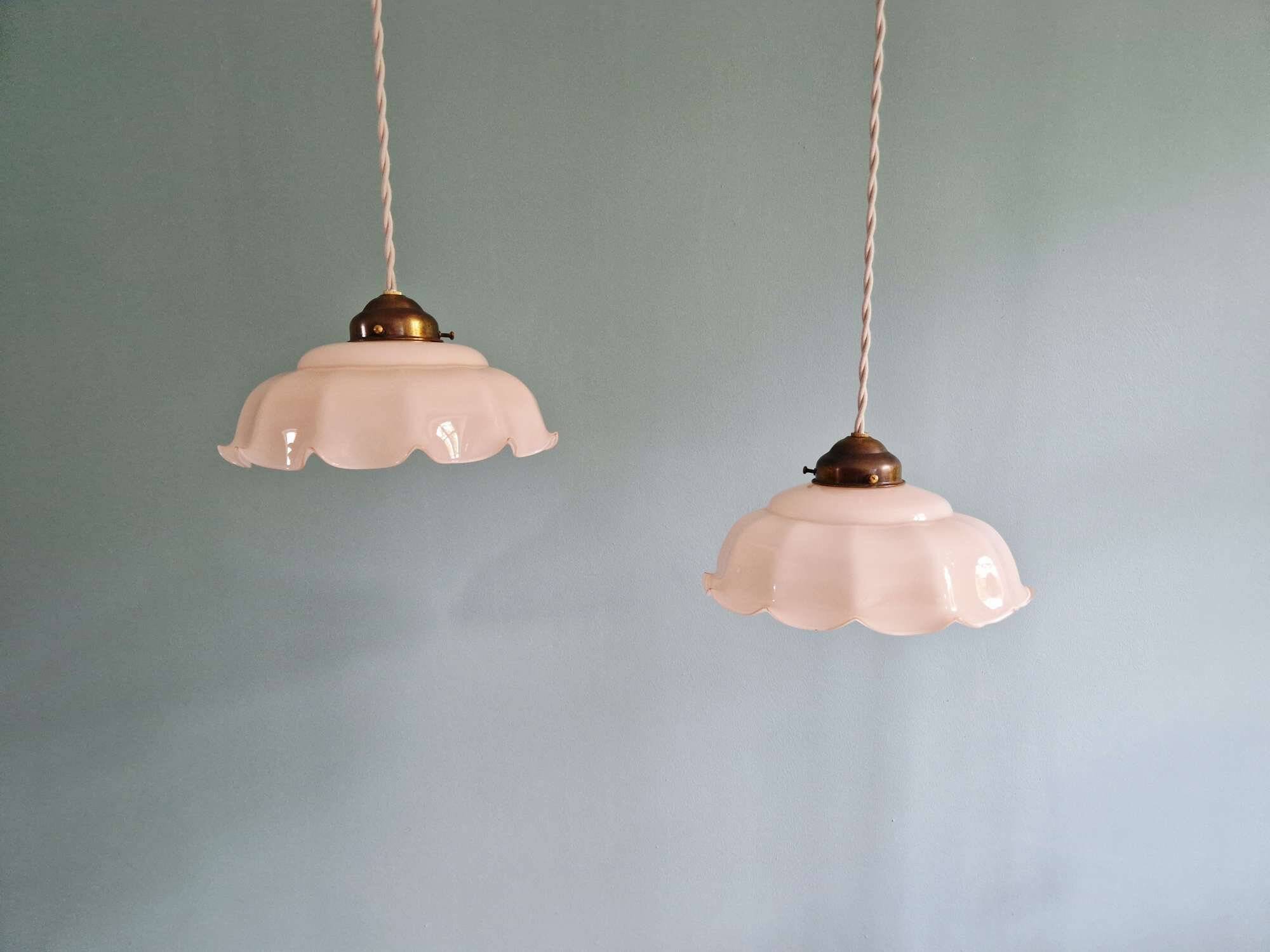 Duo de suspensions en opaline festonnée rose, années 1920-30