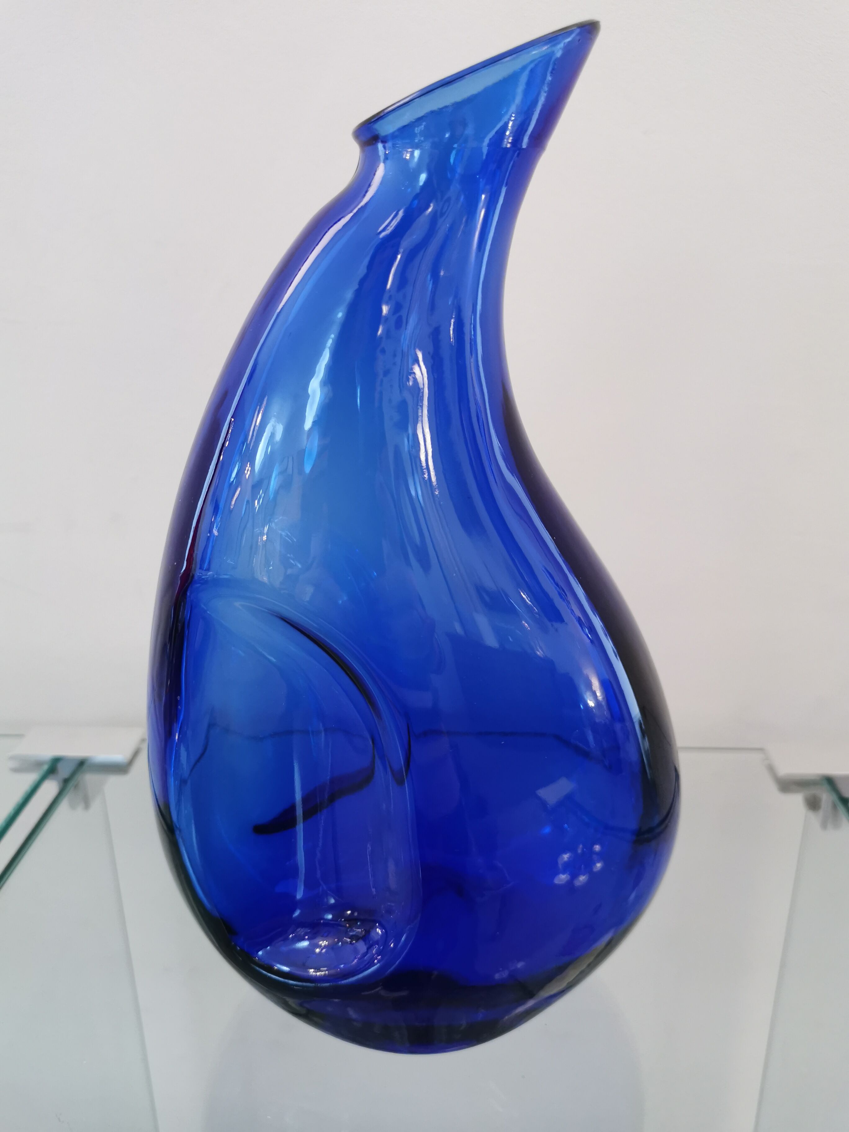 Carafe en verre bleu vintage