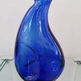 Carafe en verre bleu vintage