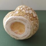 Vase en céramique avec glaçure jaune moutarde volcanique sur une base blanche