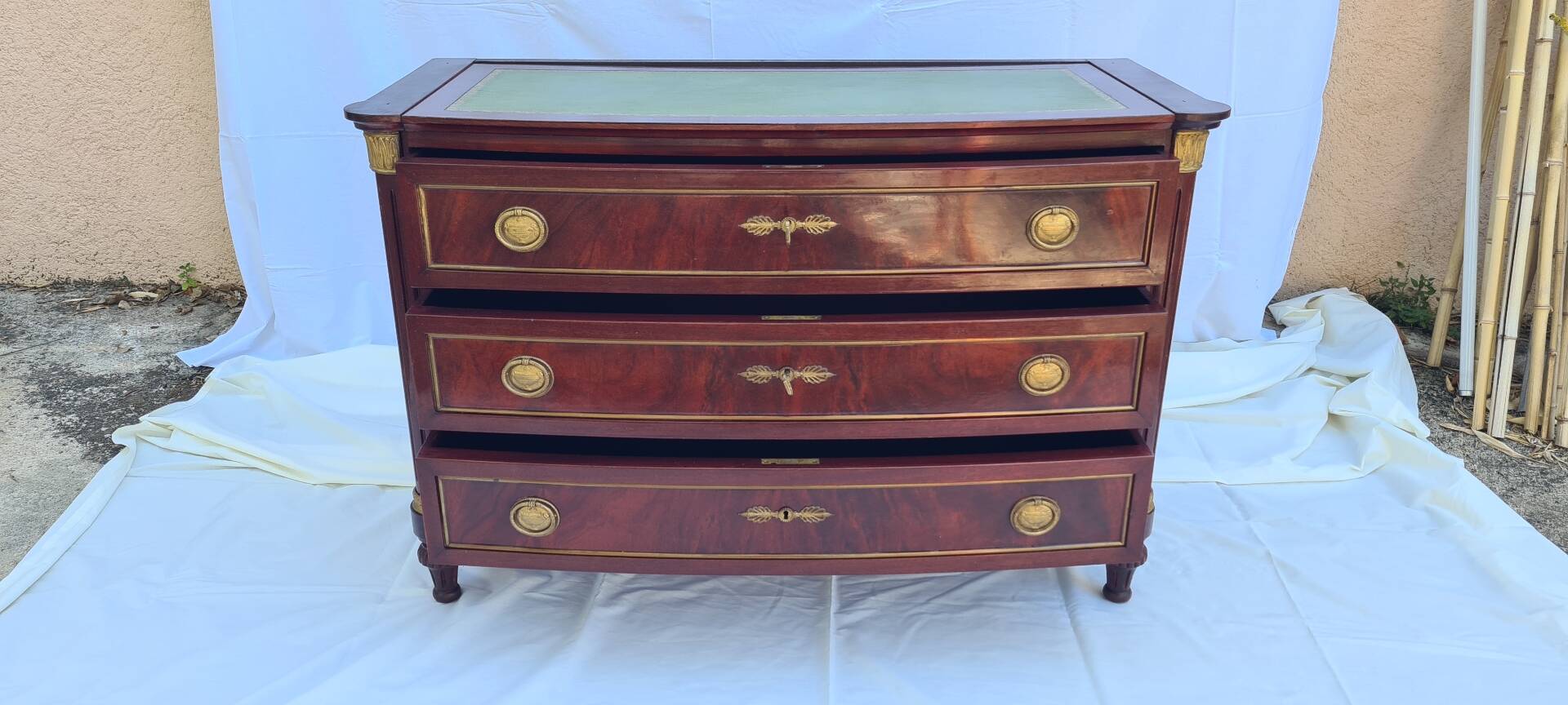 Commode style Louis XVI placage en acajou