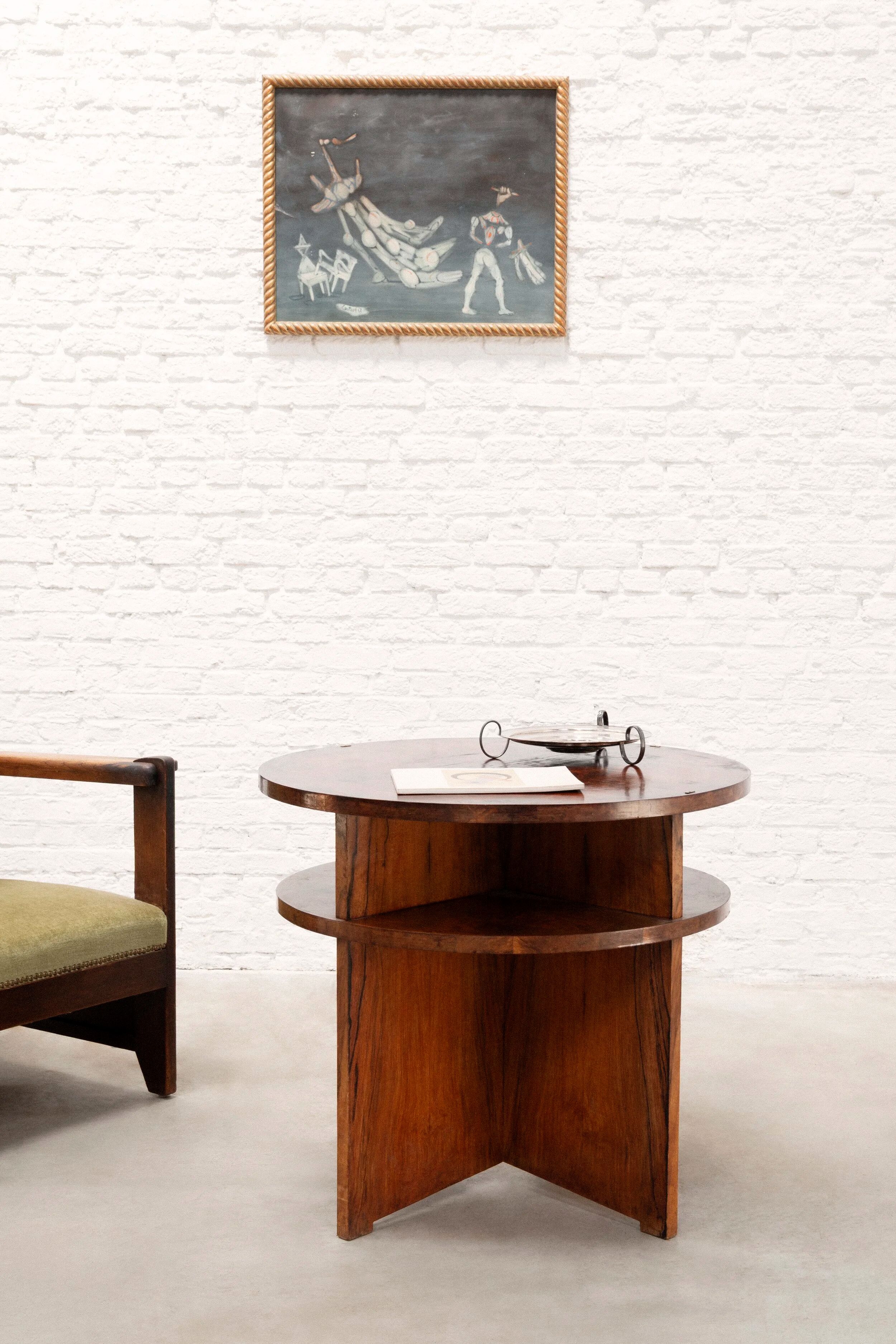 Table basse circulaire moderniste française avec étagères, vers 1935