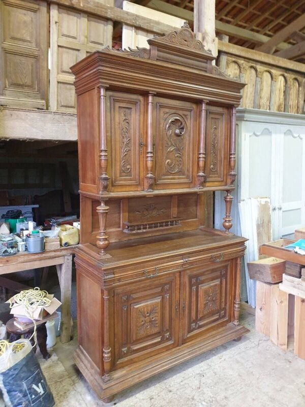 Buffet Henri II en noyer, finement ornementé