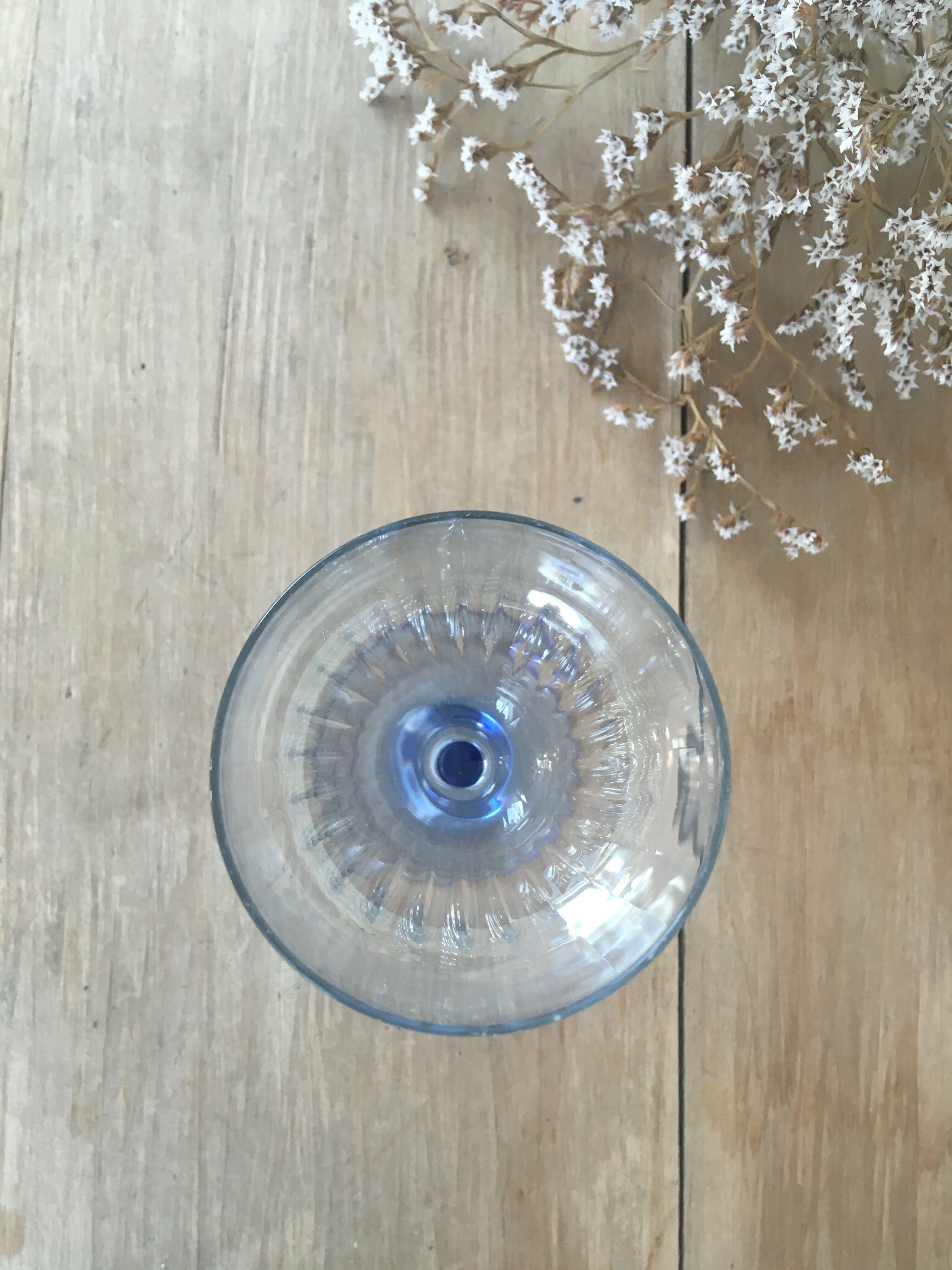 Verres striés à pied bleu