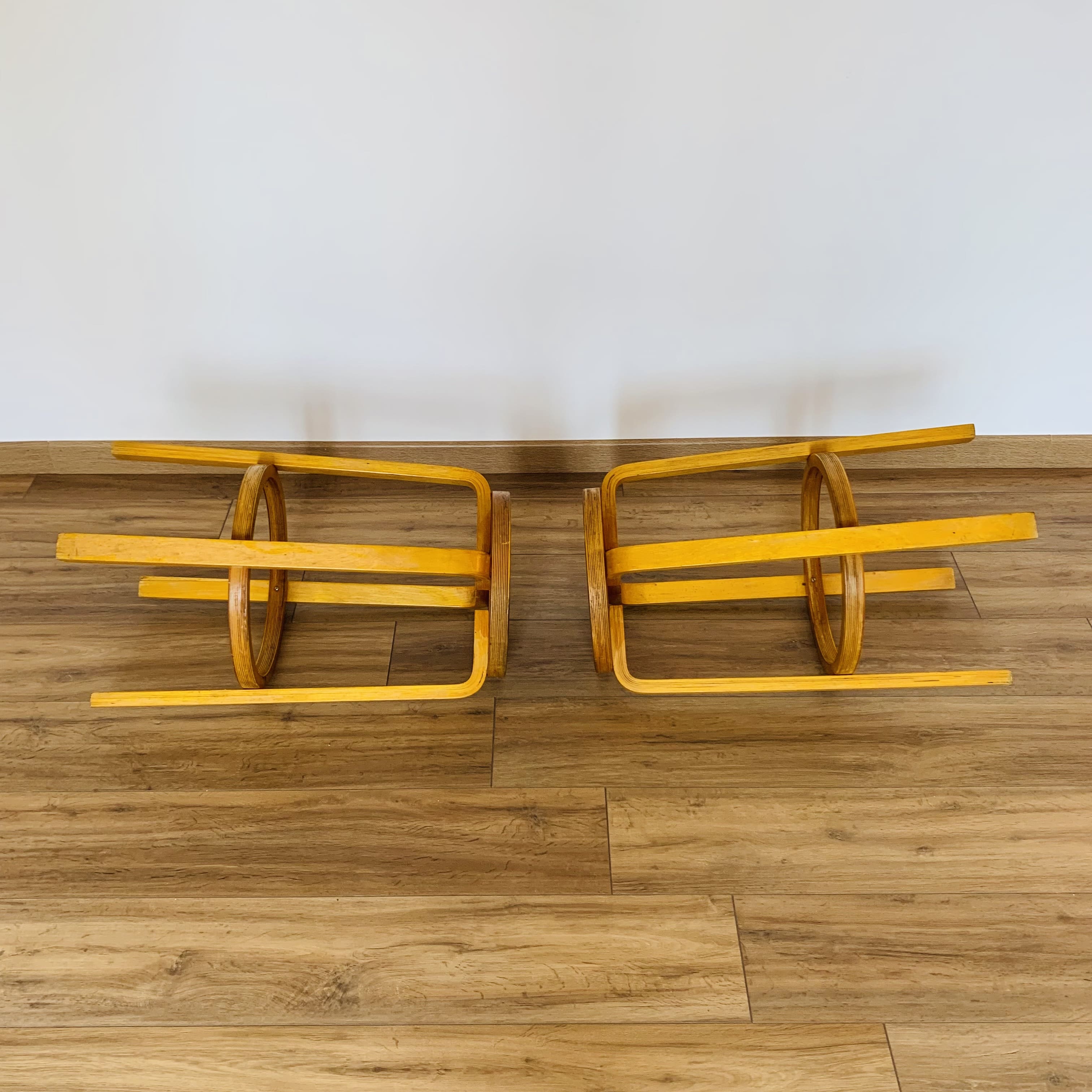 2 bar stools