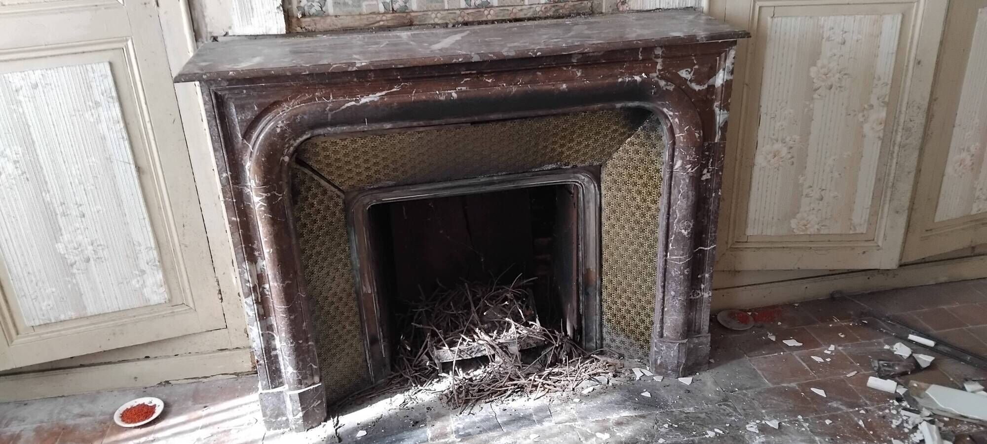 Louis XIV style fireplace in veined Carrara marble and 19th-century ceramics.