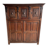Armoire ancienne en bois sculpté