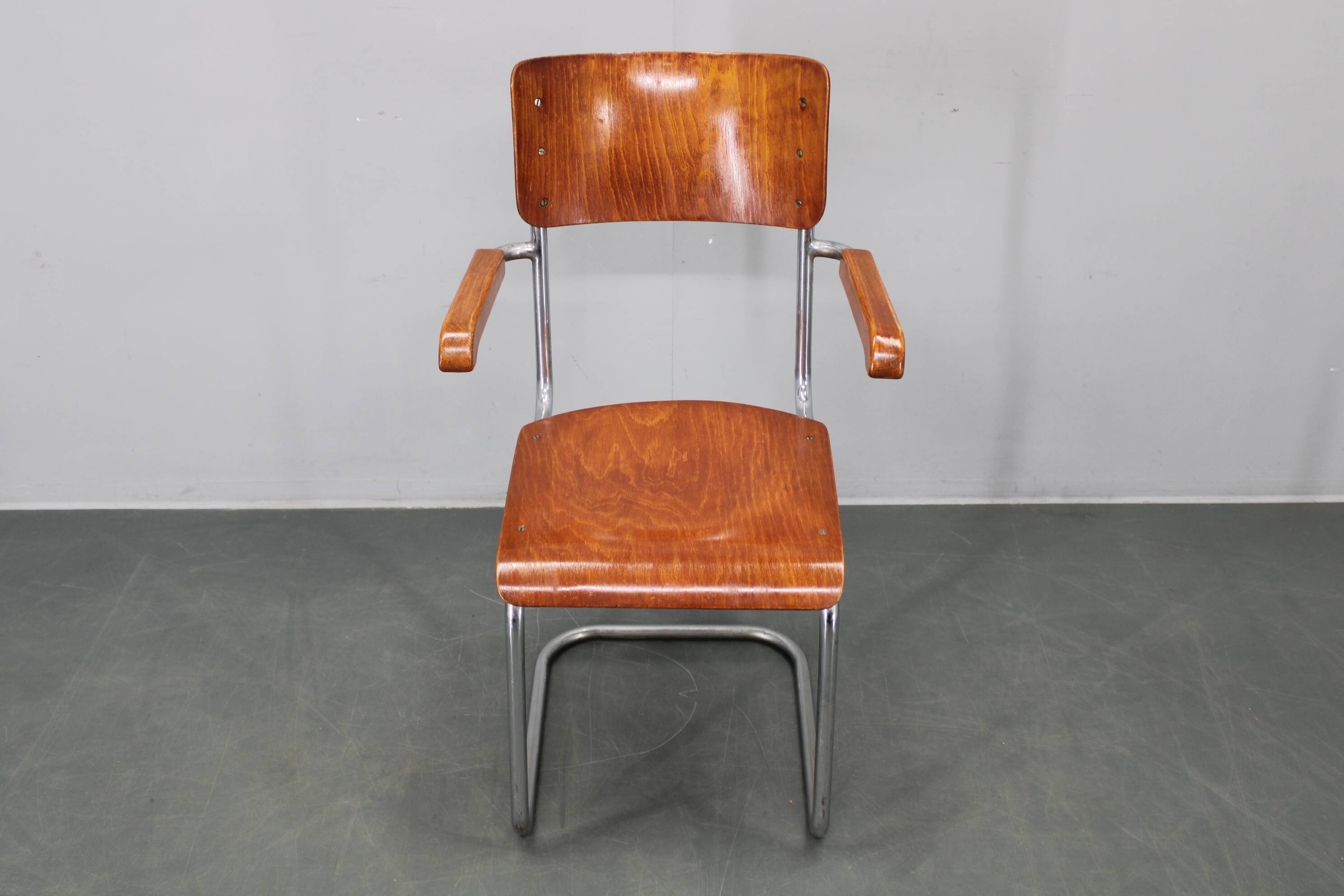 Bauhaus cantilever armchair in chrome tubular steel and beech, 1930s