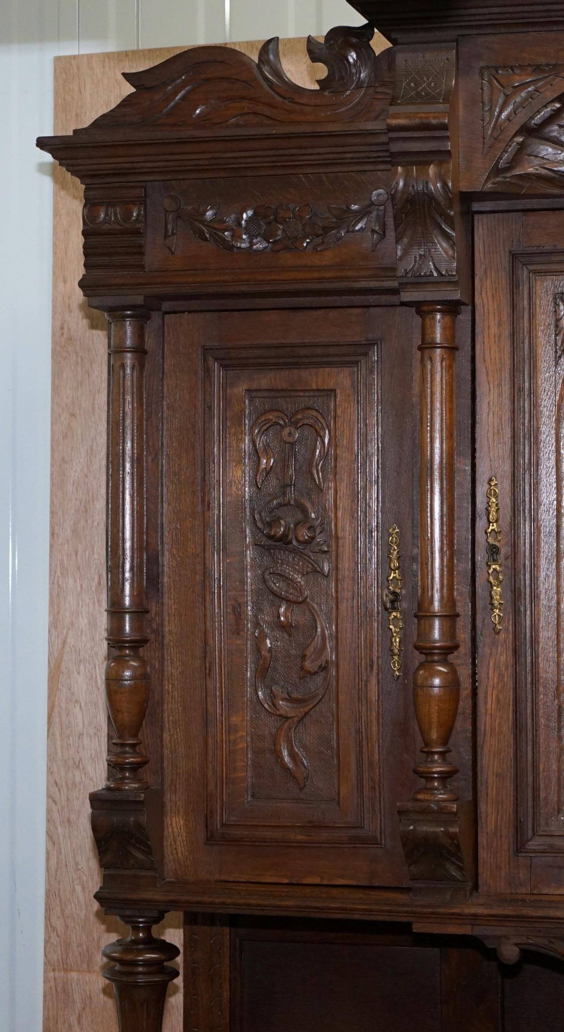 Armoire Néerlandaise Sculptée en Chêne Massif Début XIXe Siècle