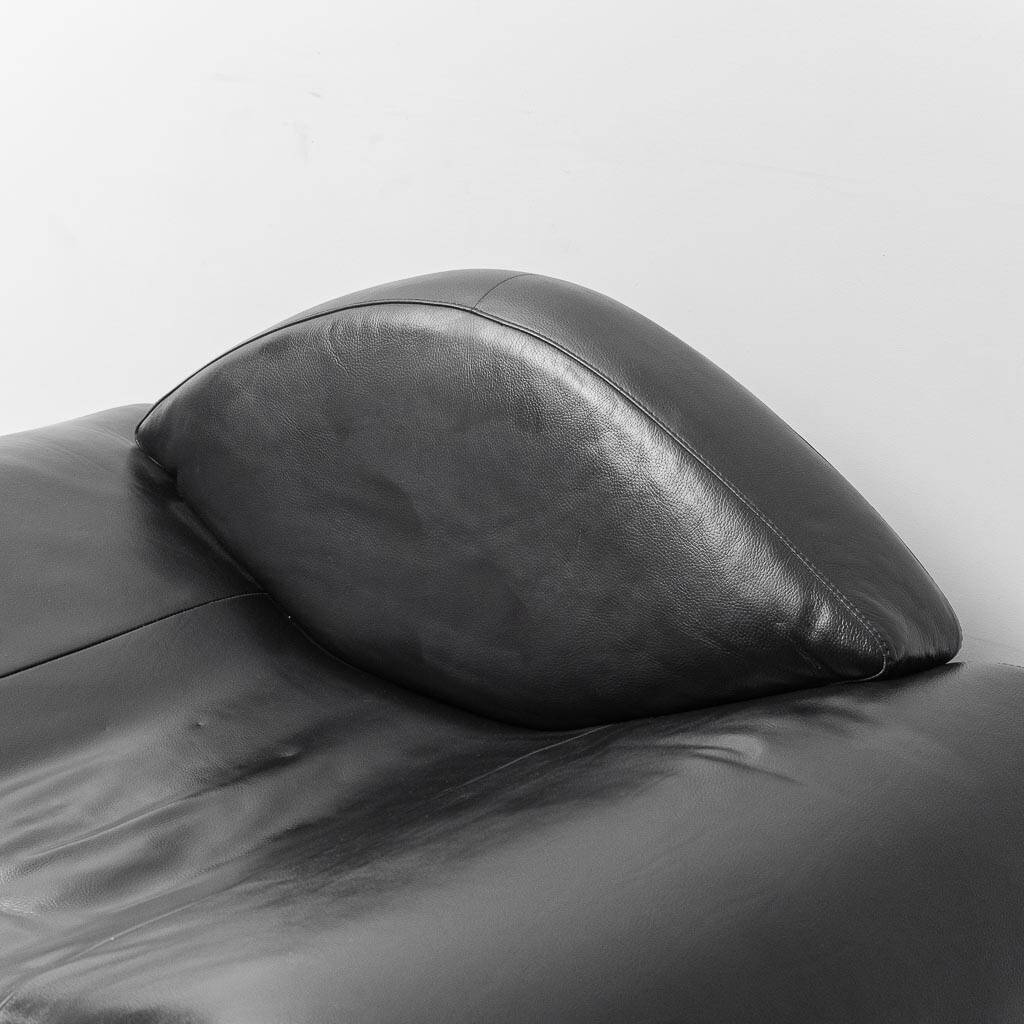 Vintage modern design armchair in black leather – 1990s lounge chair