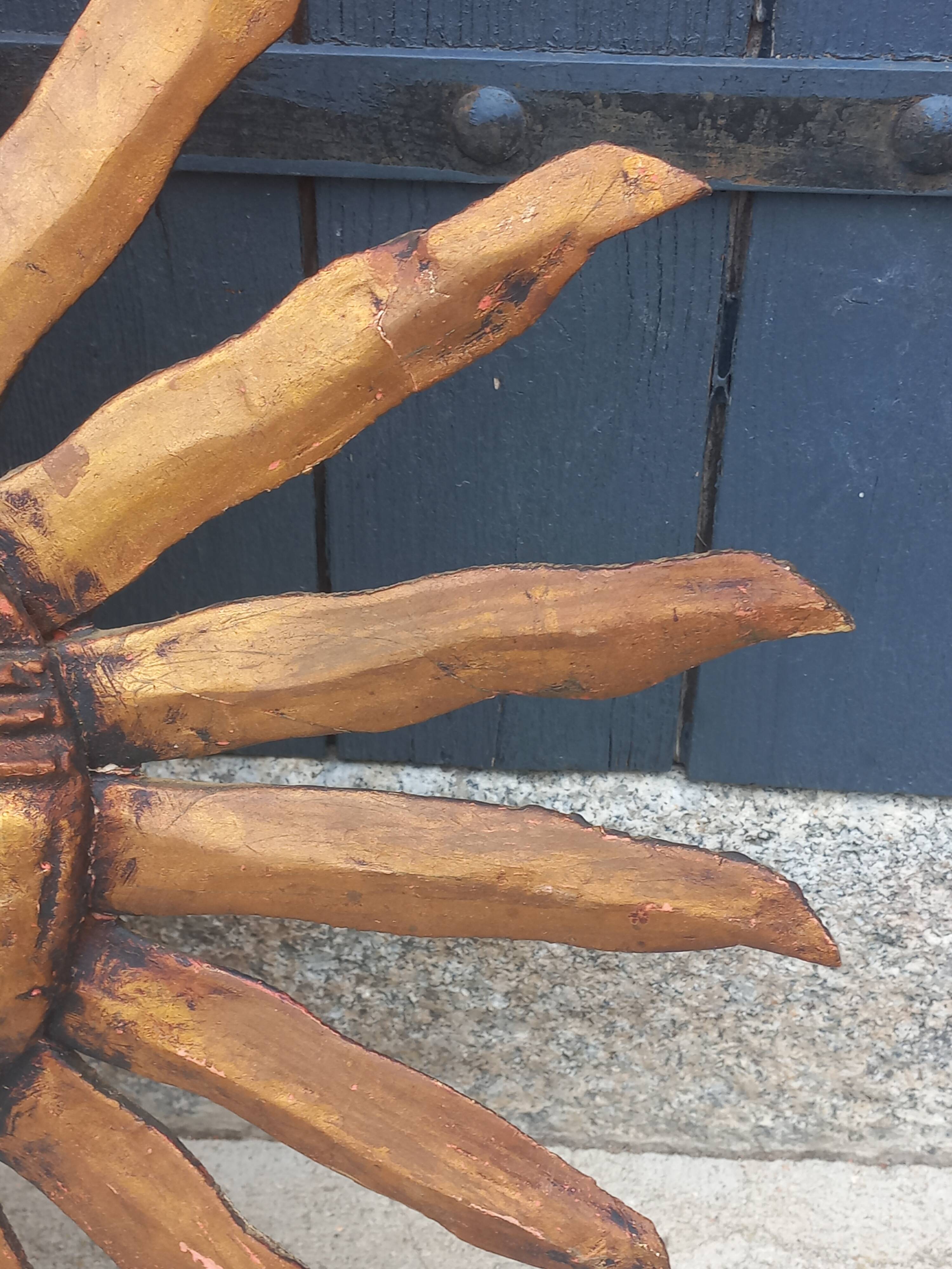 Miroir soleil en bois et stuc doré, années 50