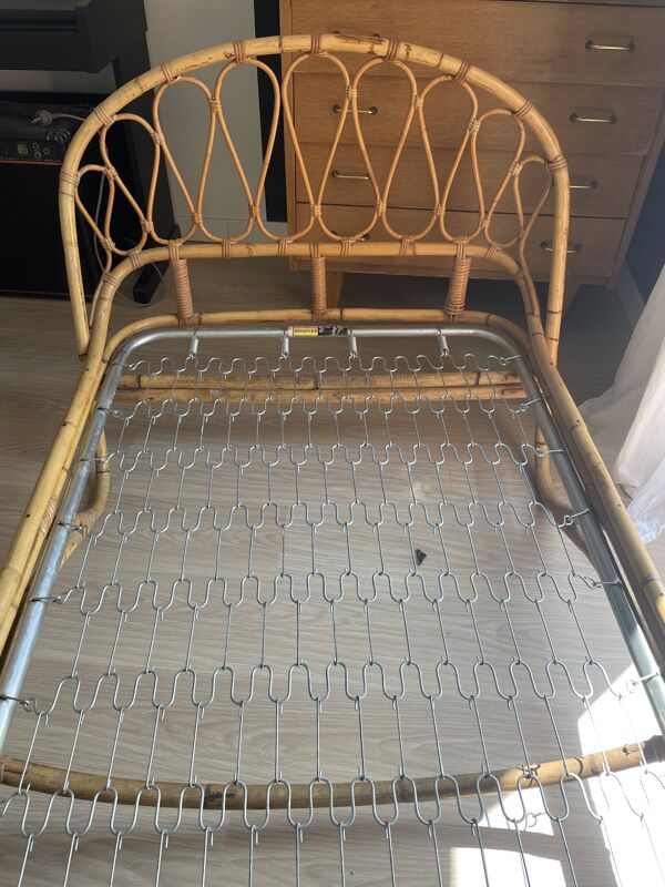 Lit corbeille en rotin vintage