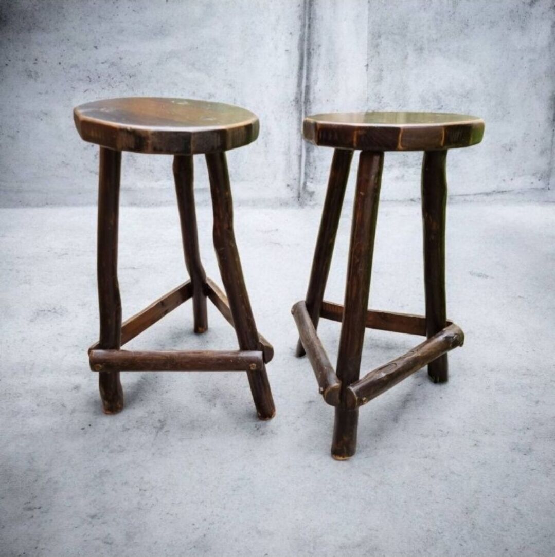 Paire de tabourets hauts brutalistes