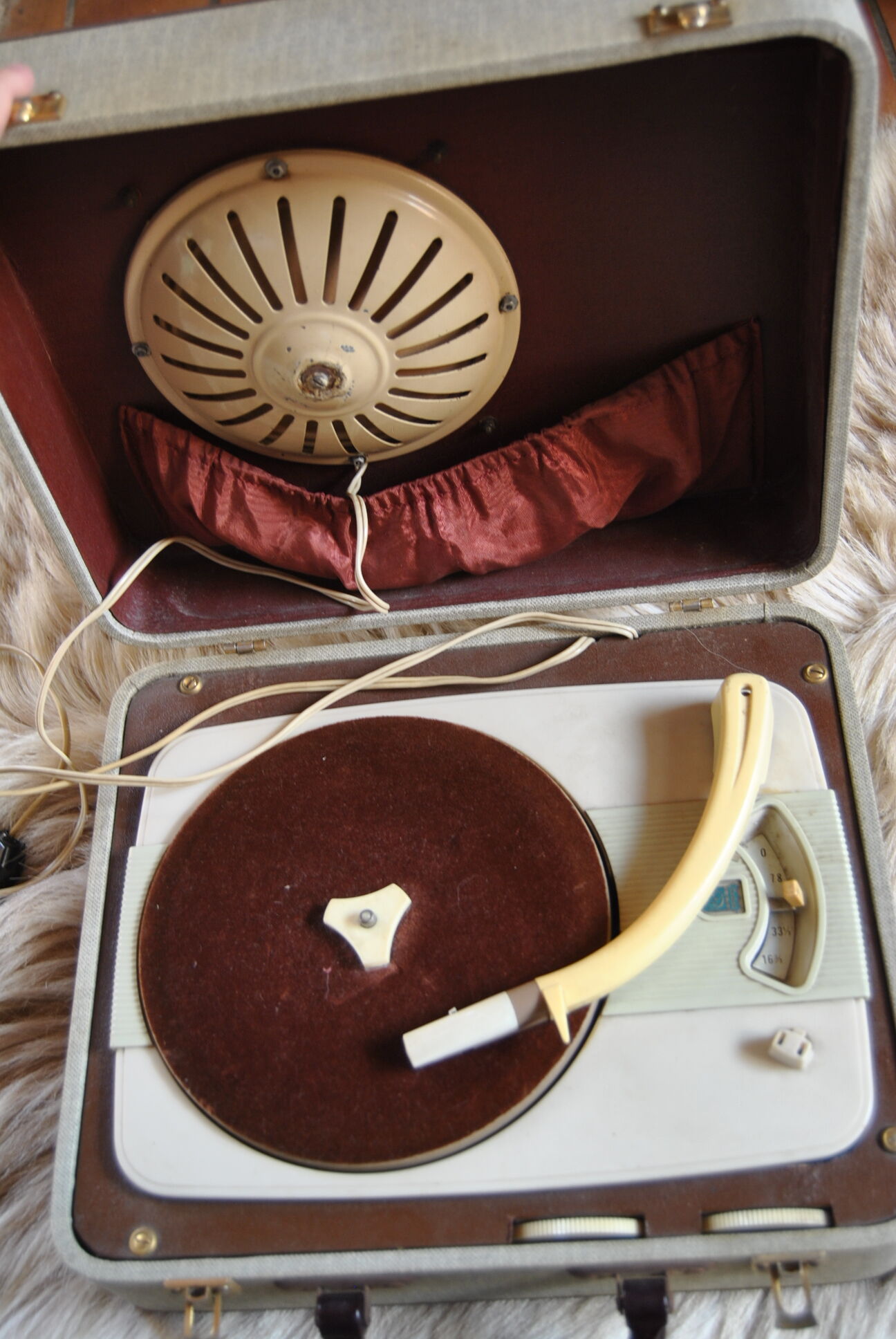Suitcase turntable record 50s