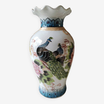 Base Chinois en porcelaine polychromes. Motifs paons/oiseaux du paradis. Col forme corolle avec ruban. 30 x 15 cm
