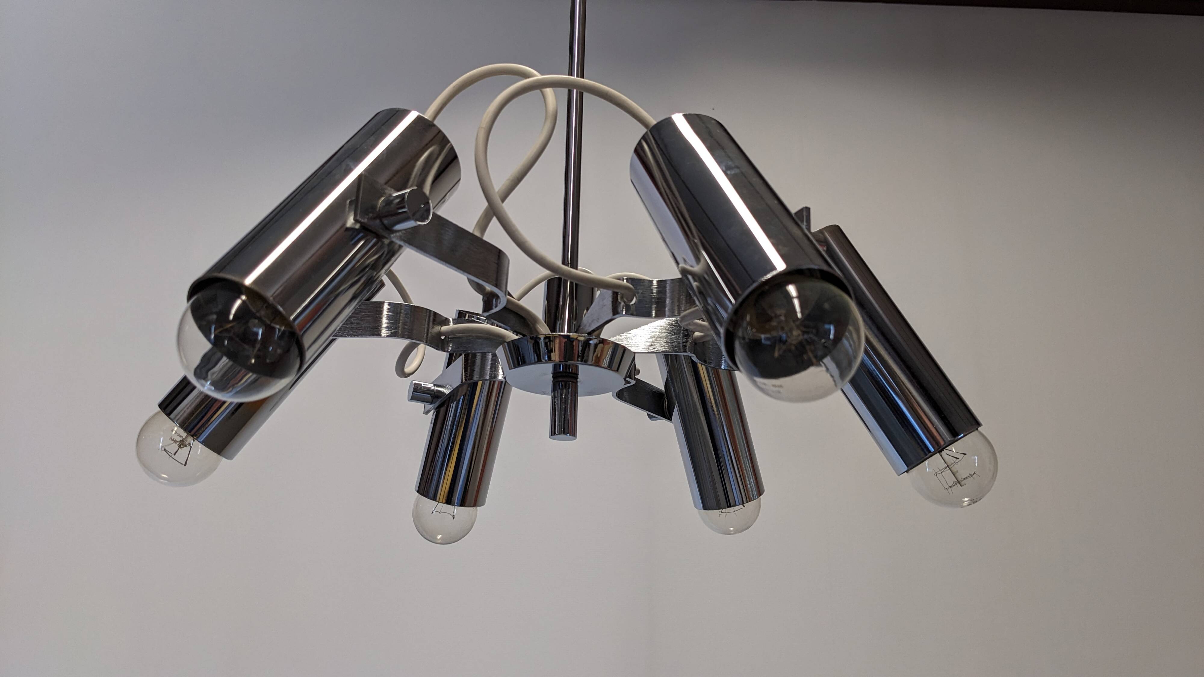 Modernist chandelier with 6 spots in chrome metal, France circa 1970.
