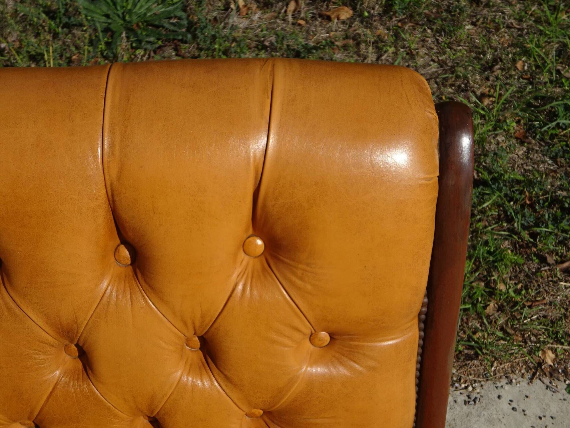 Fauteuils en bois et cuir capitonné, les 2