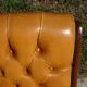 Fauteuils en bois et cuir capitonné, les 2