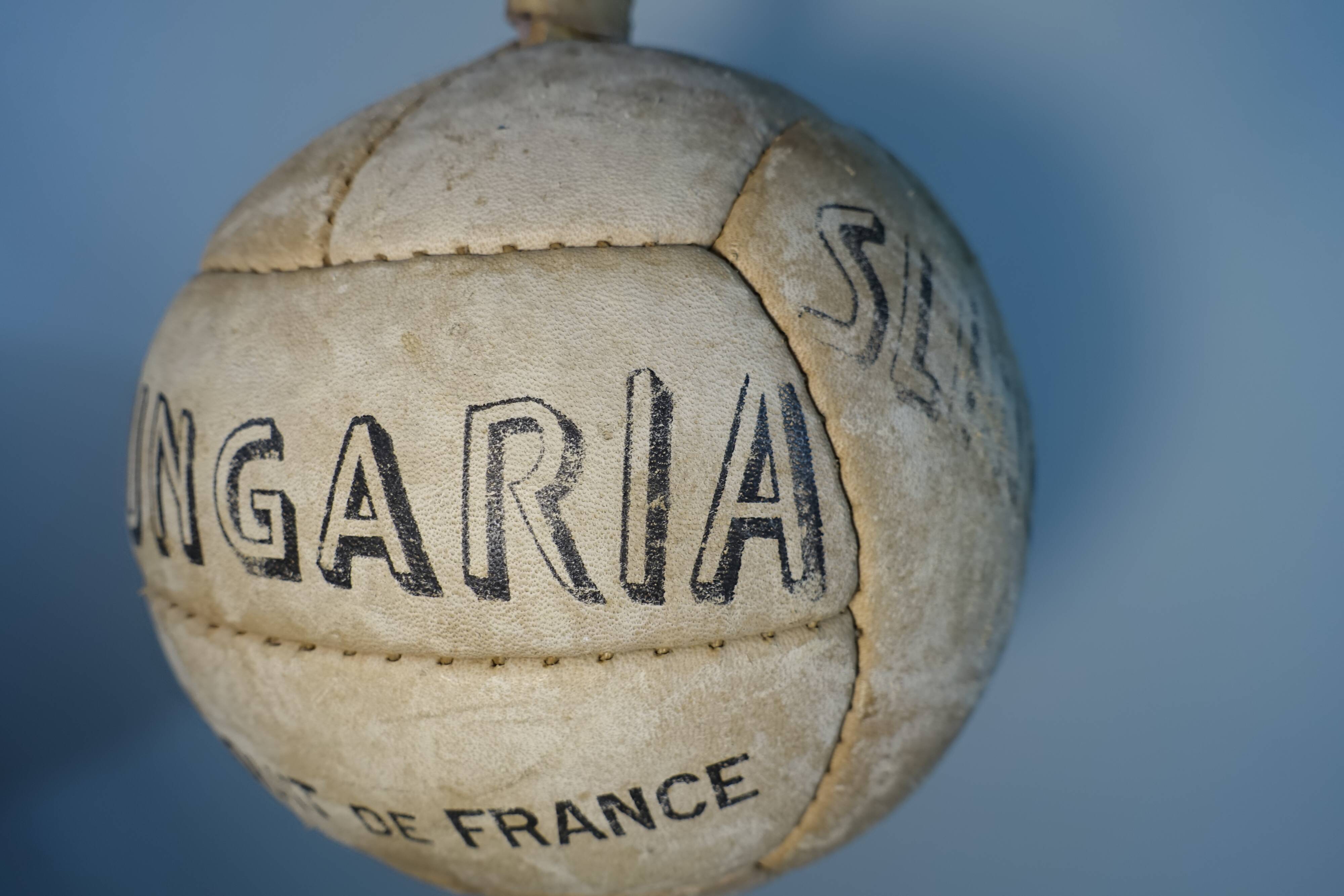Ballon en cuir cousu " Slingball " Hungaria 1960