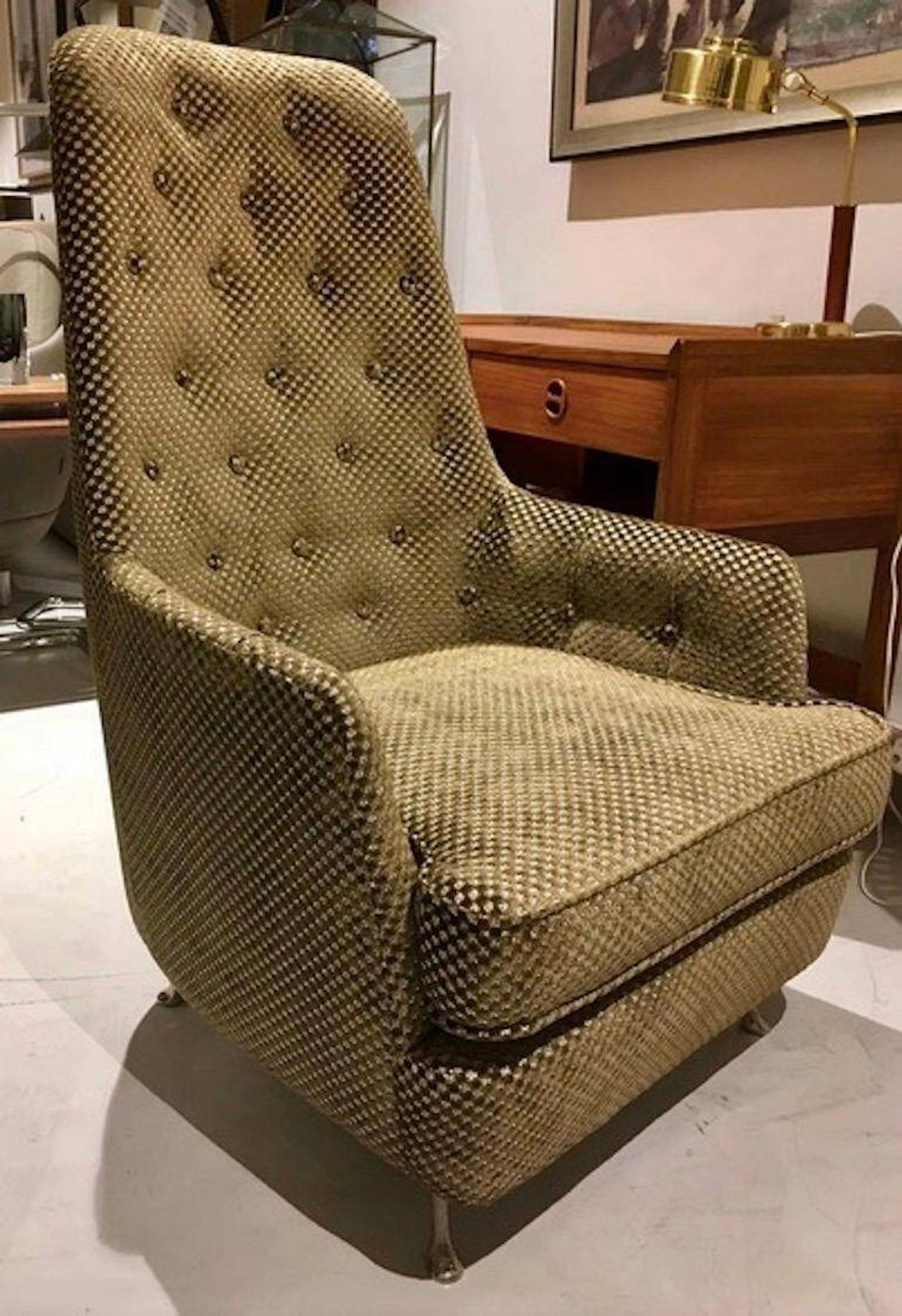 Fauteuil boutonné du milieu du siècle avec pieds en métal