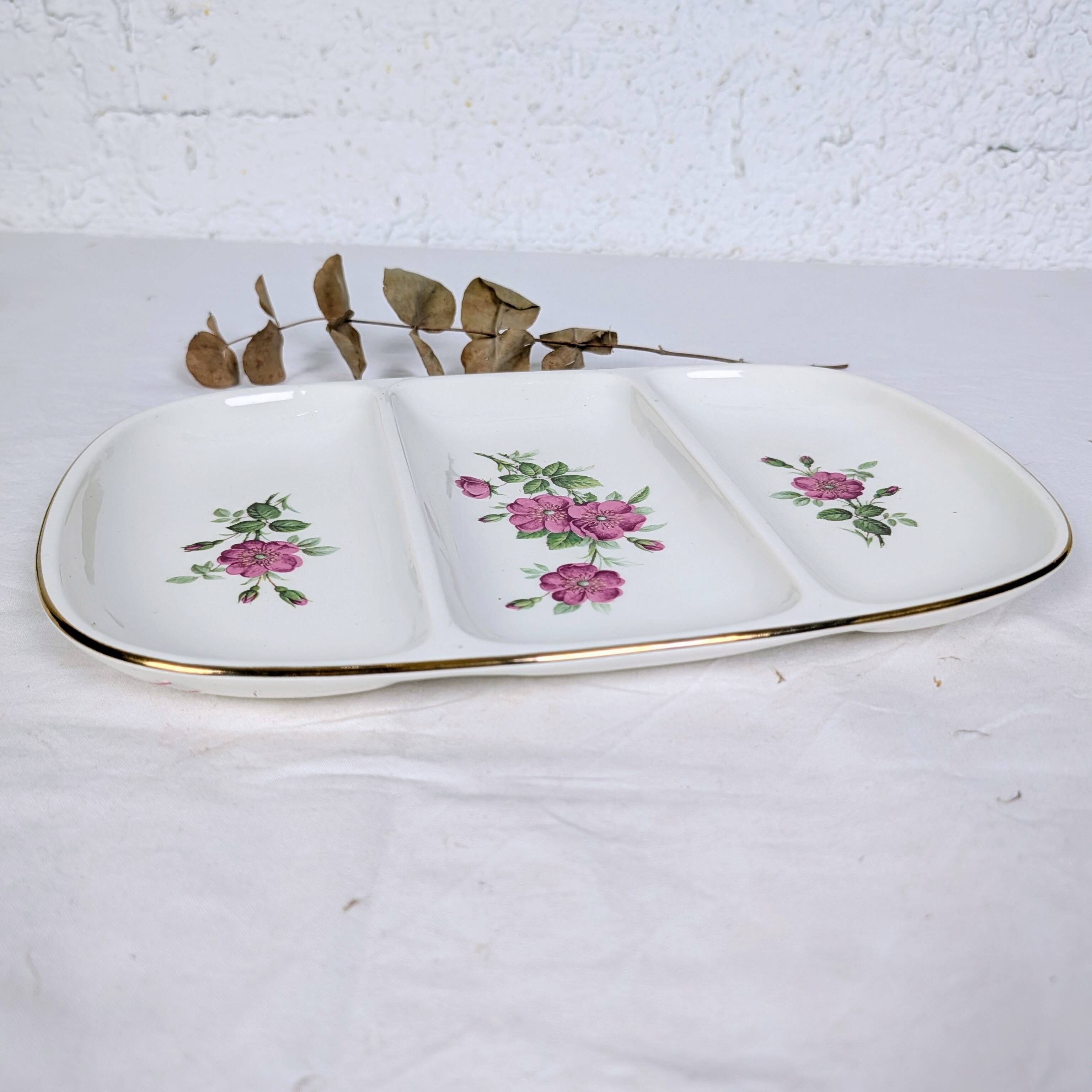 Plat de service trois compartiments en porcelaine à décor d'églantines roses