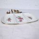 Plat de service trois compartiments en porcelaine à décor d'églantines roses