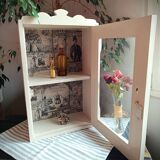 Ancienne petite armoire à pharmacie