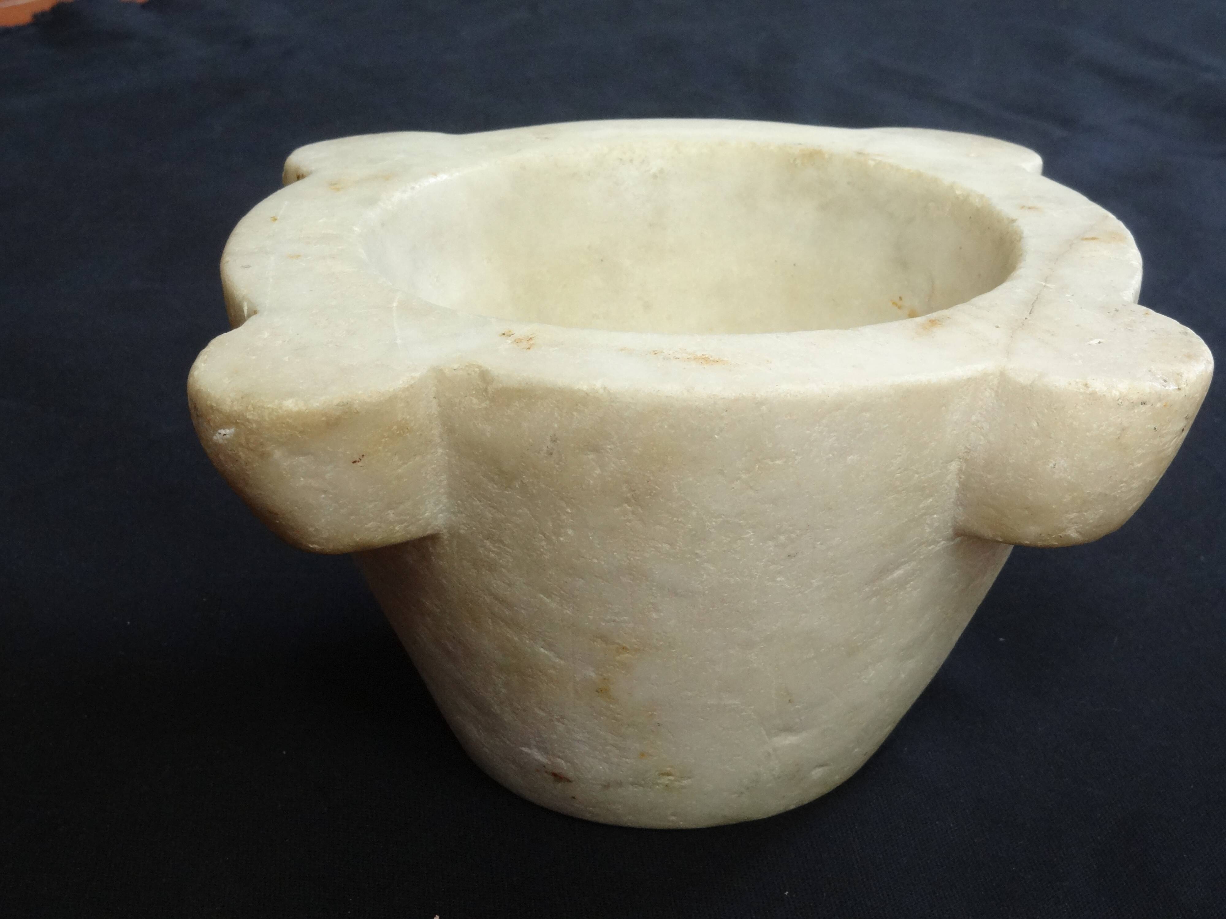 Carrara marble mortar of nineteenth century 26 x 13 cm