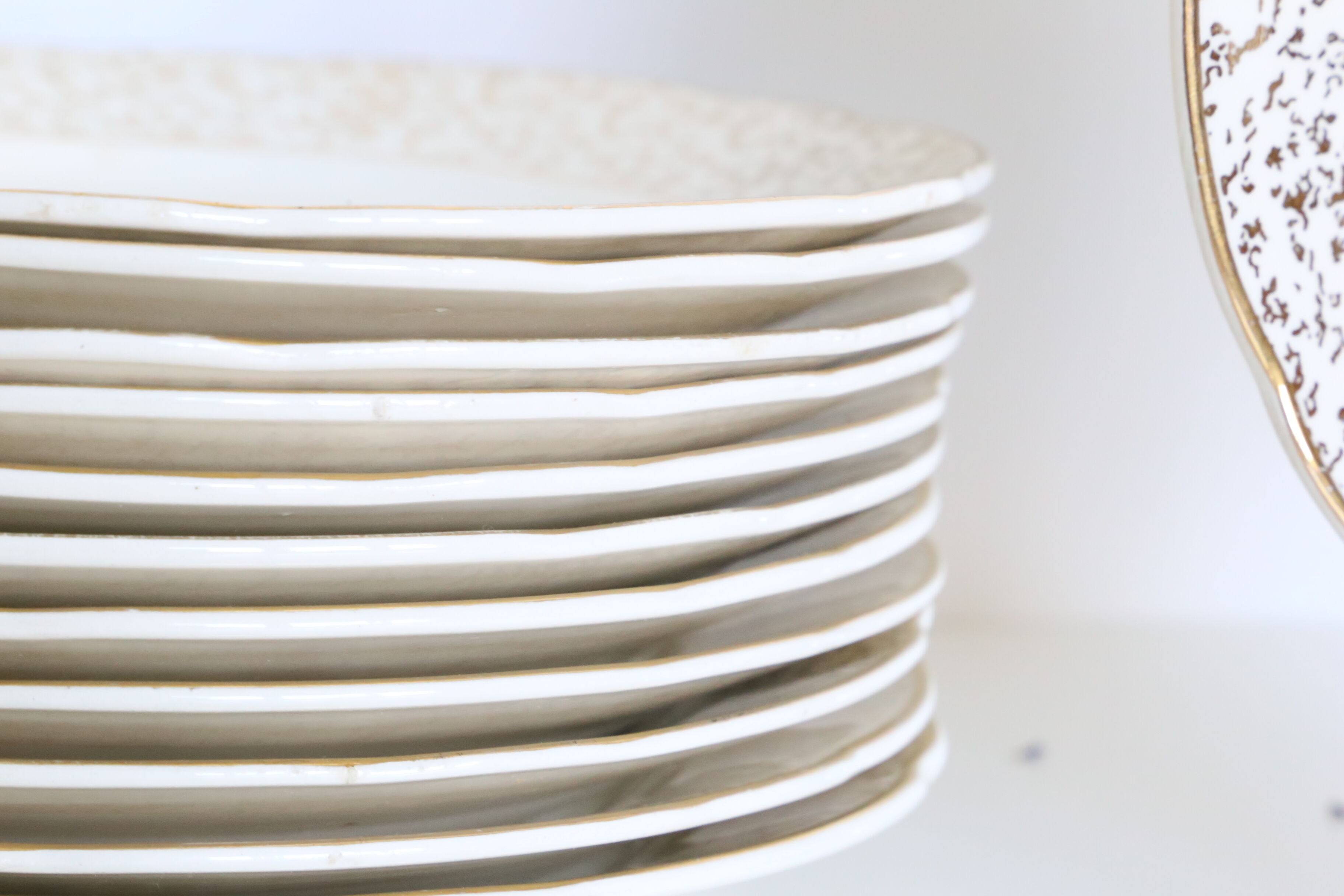 Villeroy and Boch flat plate service, batch of 12 plates, vintage, ceramic, white, gold, parties, vintage, chic