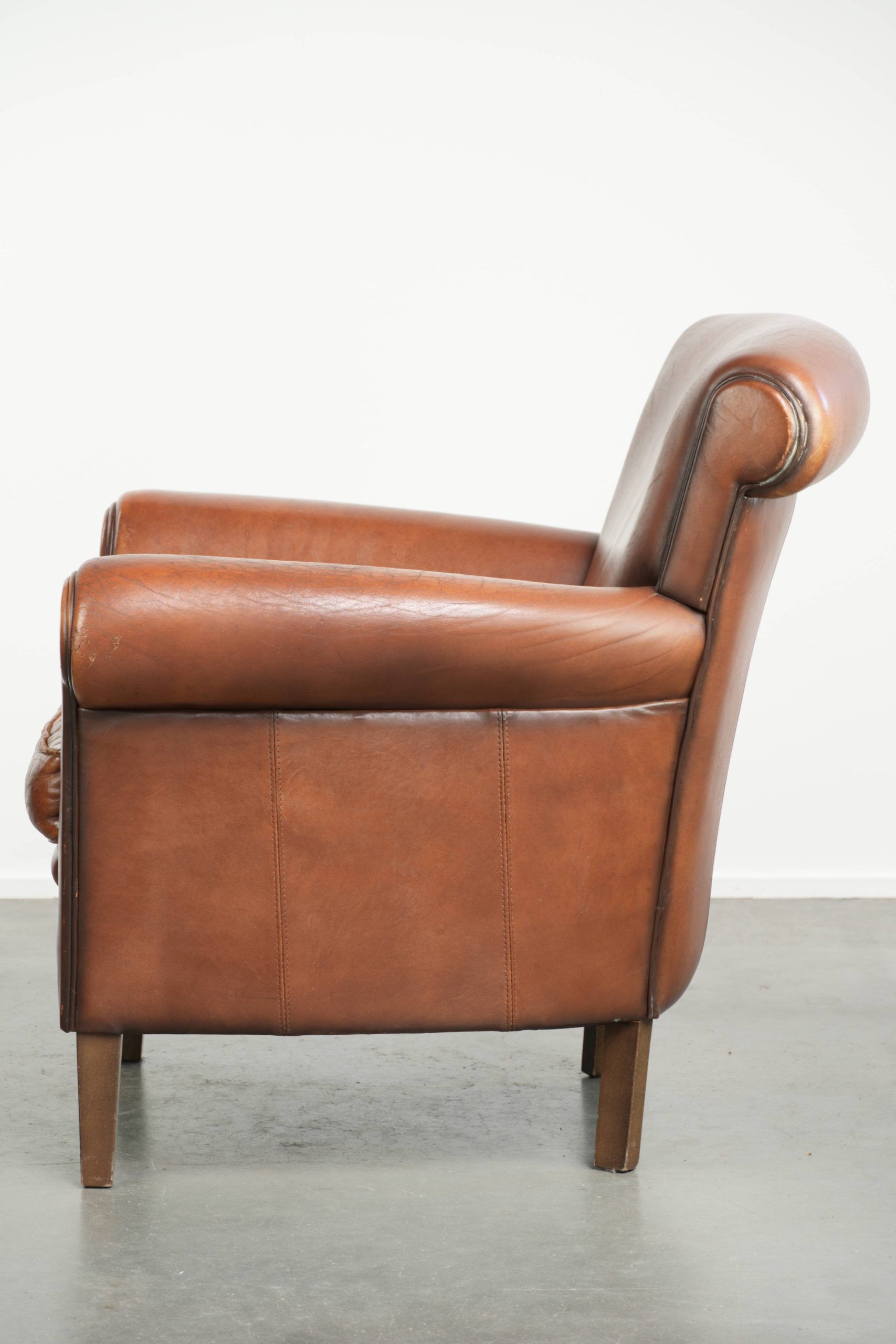 Fauteuil en peau de mouton confortable avec une finition élégante.