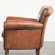 Fauteuil en peau de mouton confortable avec une finition élégante.