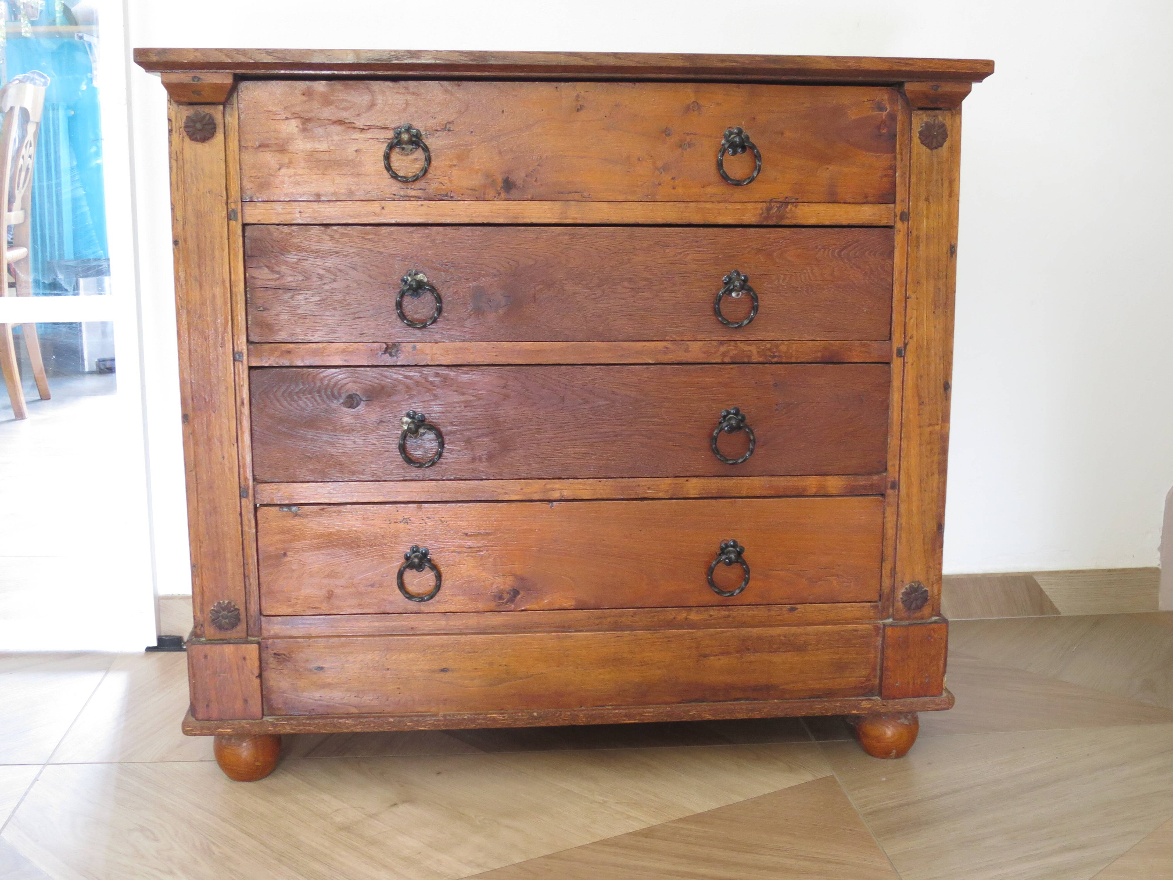 Commode 4 tiroirs en bois massif, début XXème s.