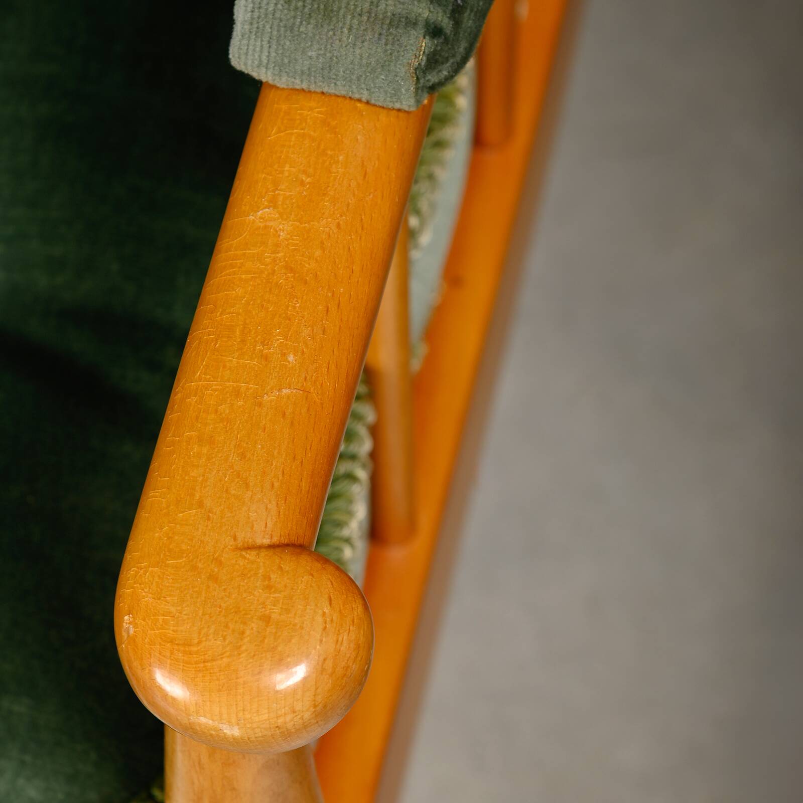 Fauteuils Skrindan en hêtre et velours vert, par Kerstin Hörlin-Homquist, Suède