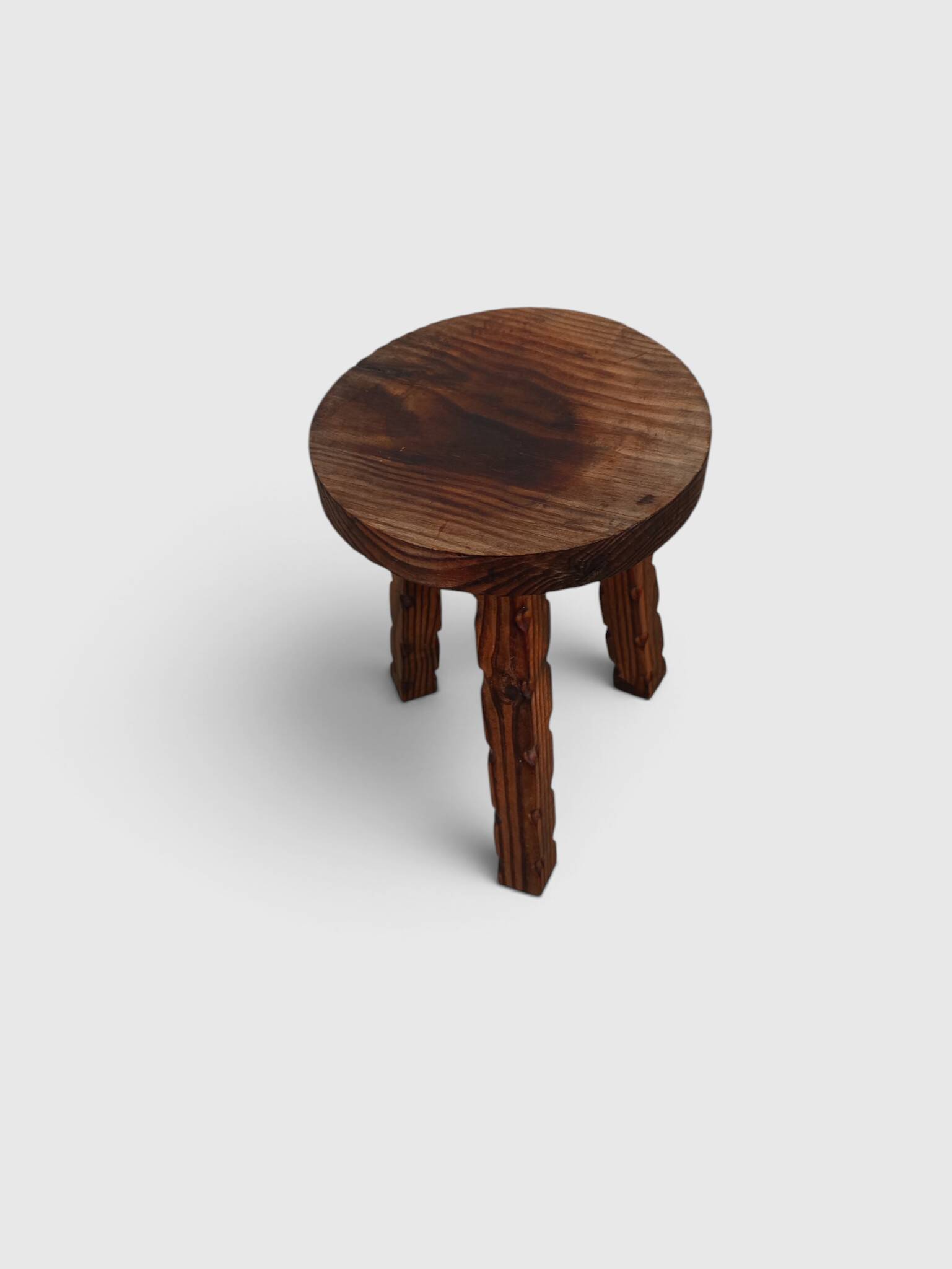 Tabouret tripode brutaliste sculpté -- Bois massif – Années 60