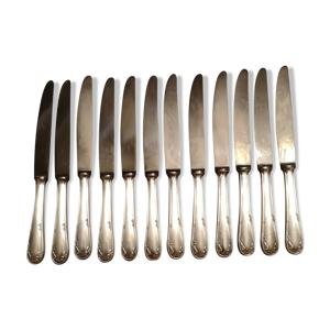 Série de 12 couteaux en métal argenté et lame inox style Louis XV floral coquille