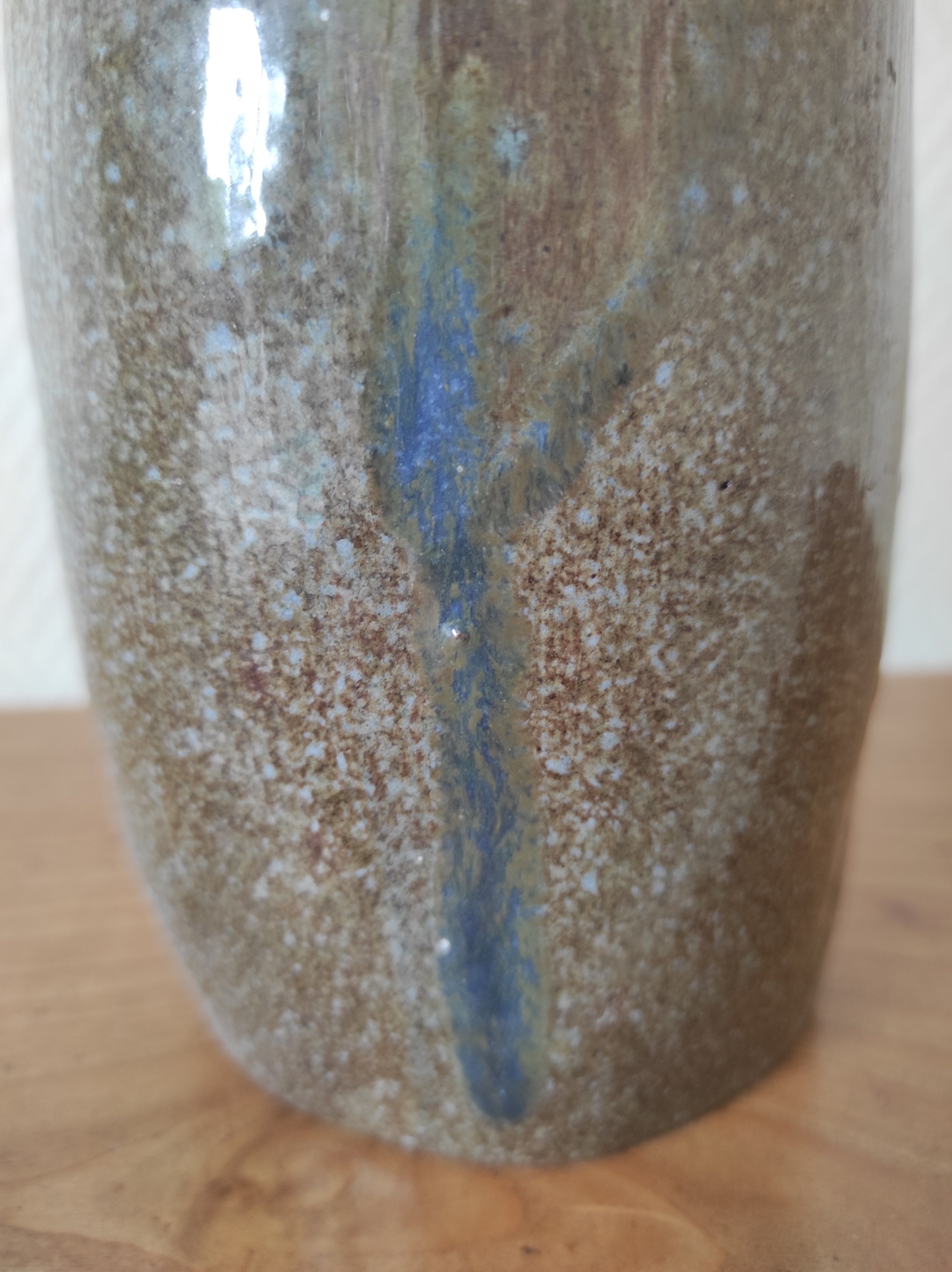 Vase artisanal signé,en terre vernissée