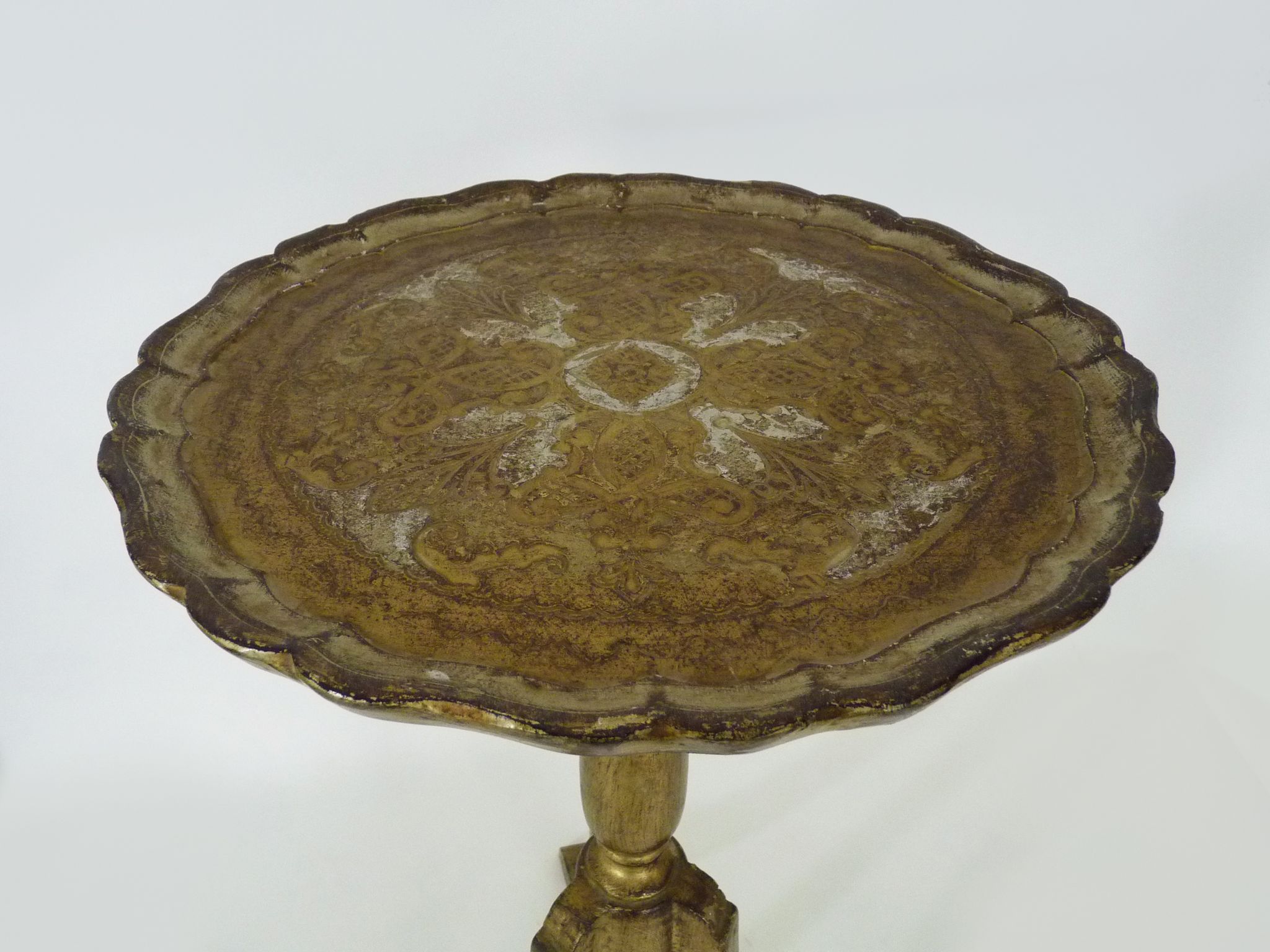 Pedestal table vintage Florentine side table in hand painted and gilded engraved wood. Year 50