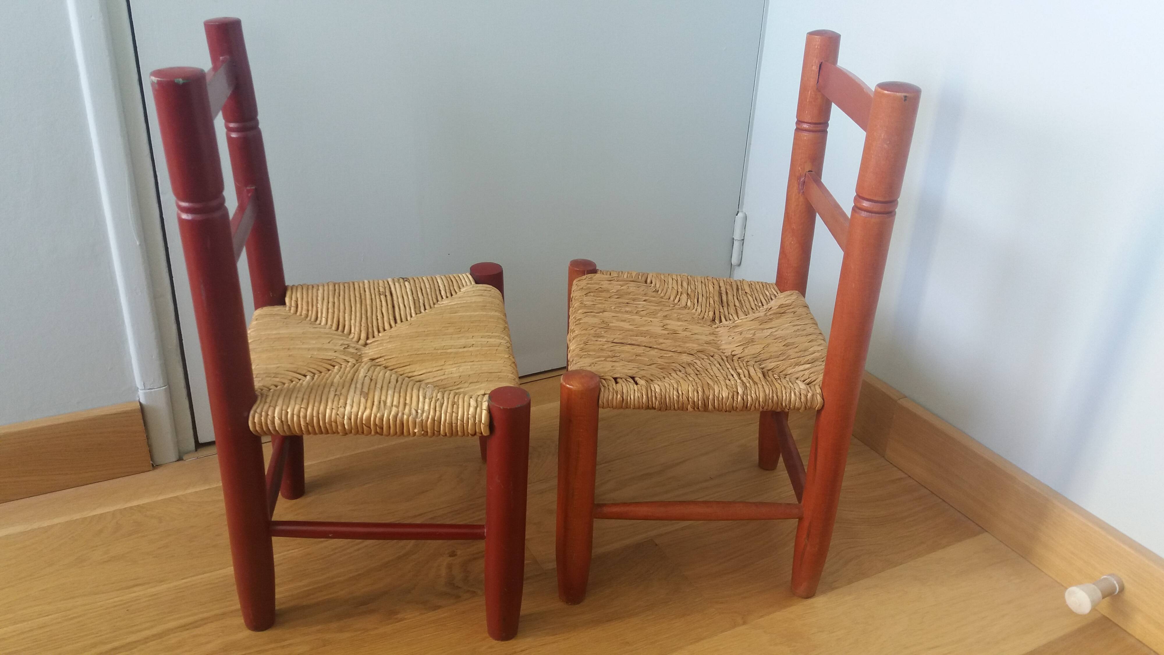 Children's straw chairs made of wood and straw.