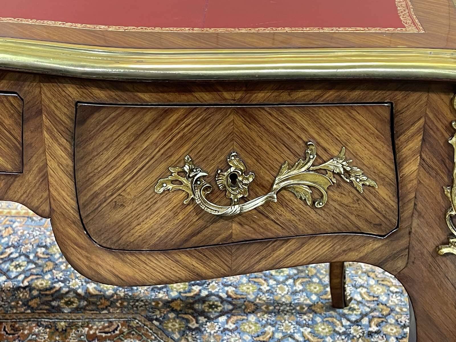 Bureau plat de style régence en placage de bois de rose, travail des années 1950