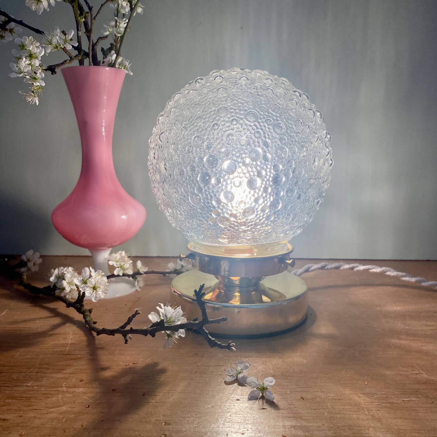 Lampe à poser globe vintage en verre moulé