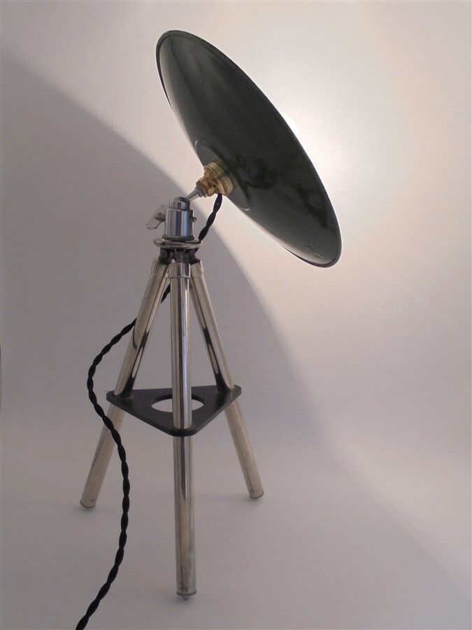 Lampe tripode à hauteur réglable