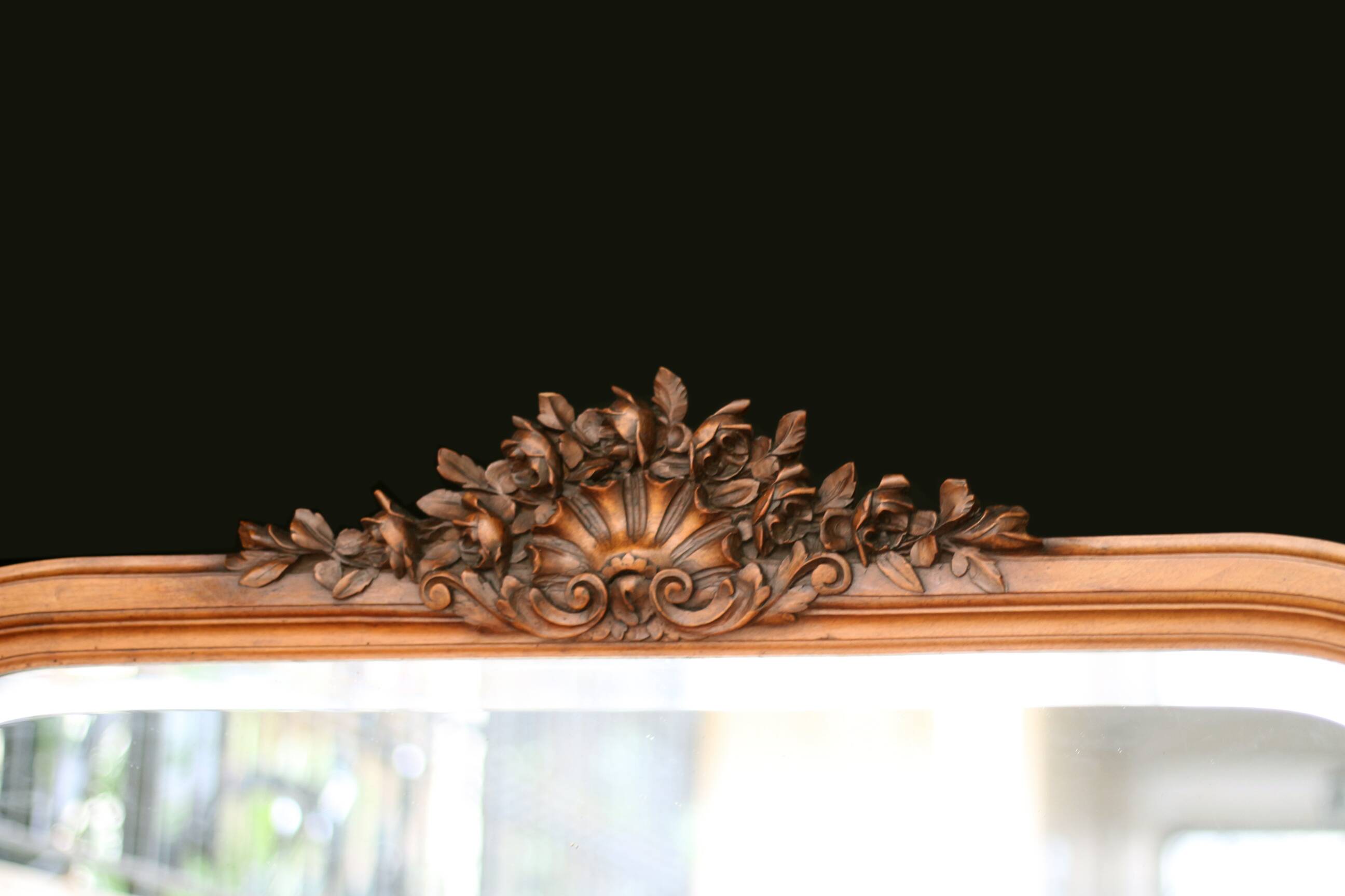 Buffet with mirror in solid walnut. Late 19th century, beautiful piece.